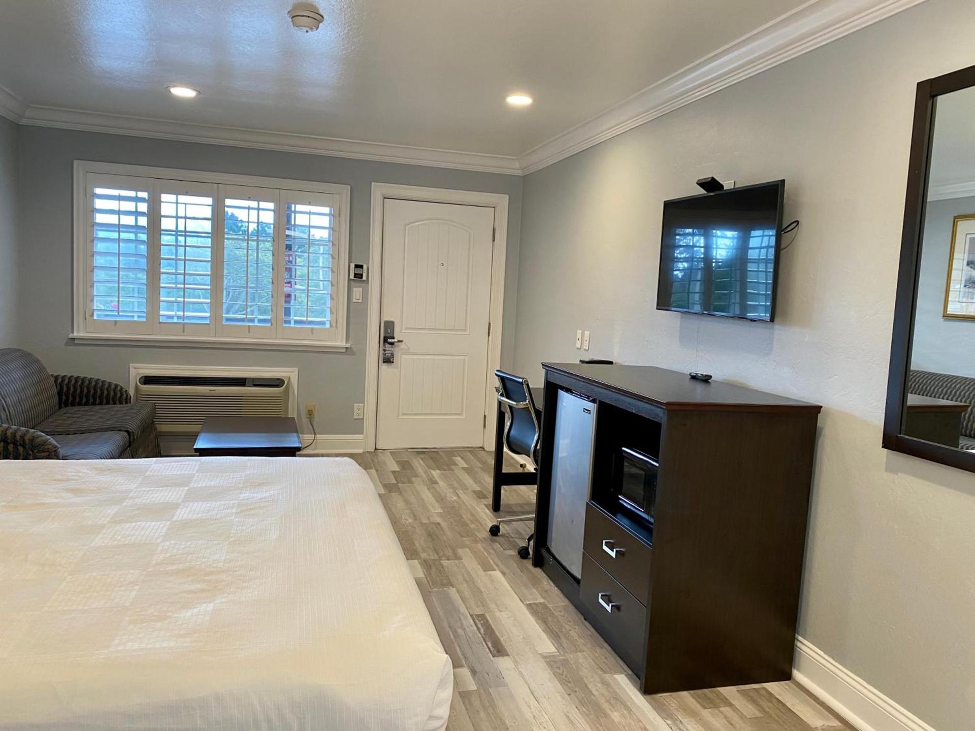 Aura Inn Monterey photo 52