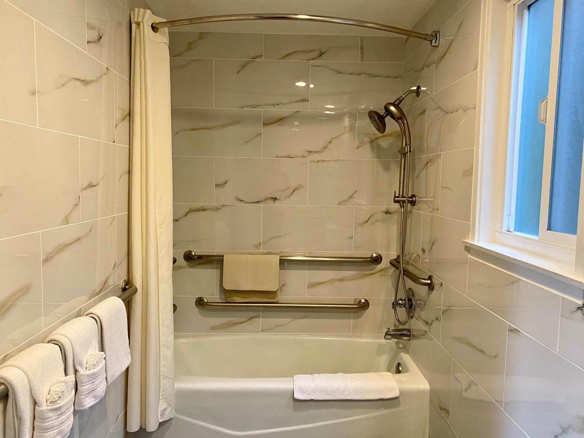 Aura Inn Monterey photo 53