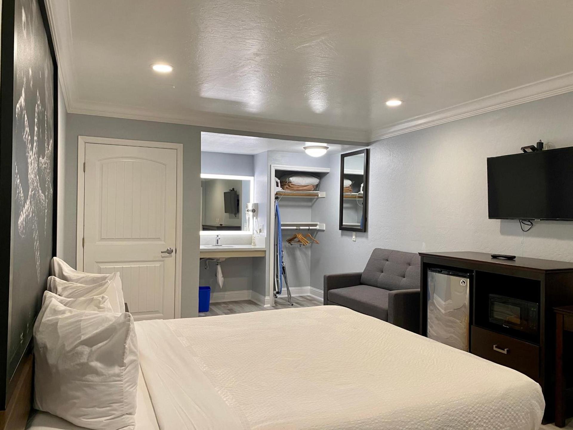 Aura Inn Monterey photo 54