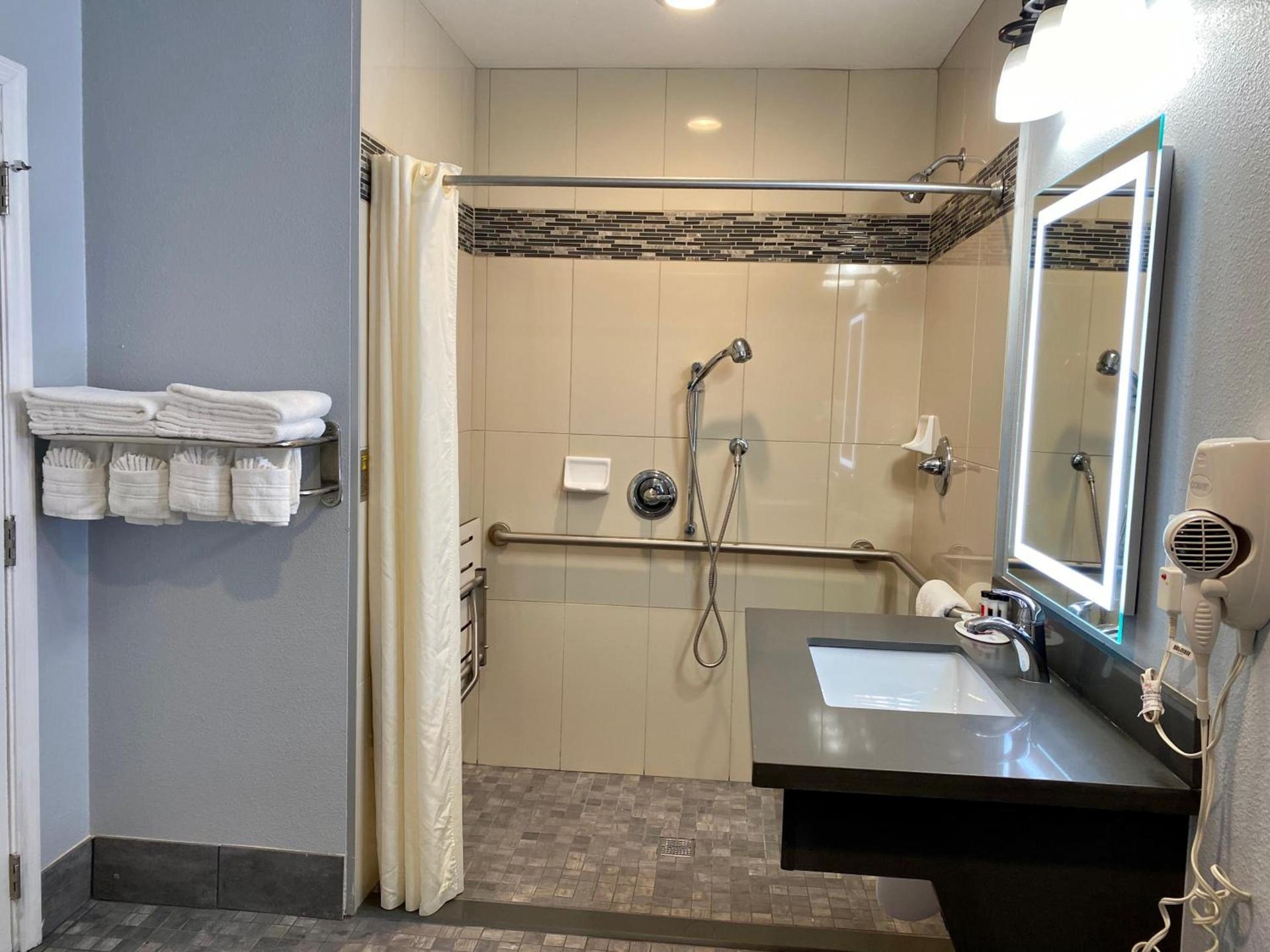 Aura Inn Monterey photo 55