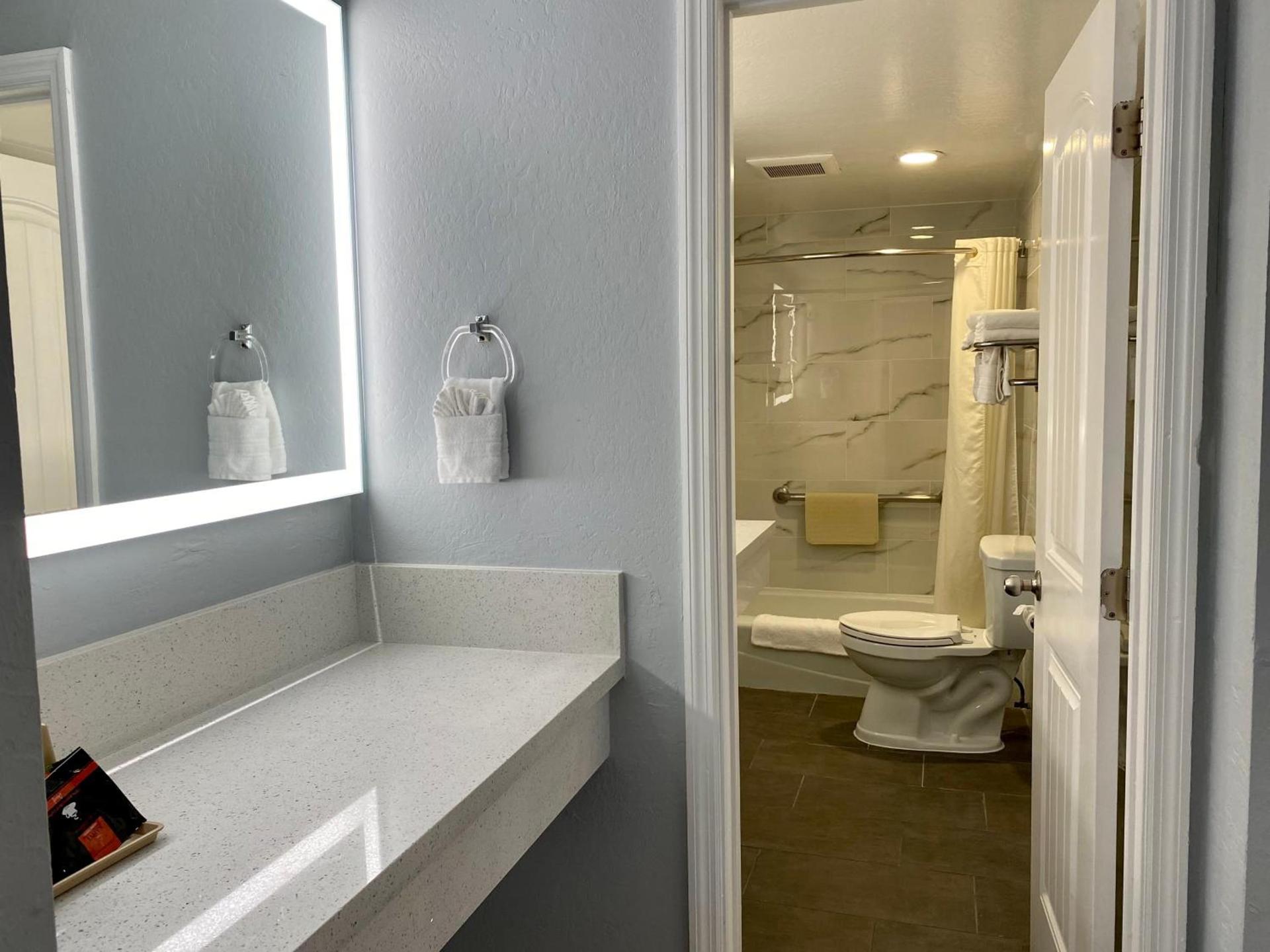 Aura Inn Monterey photo 58