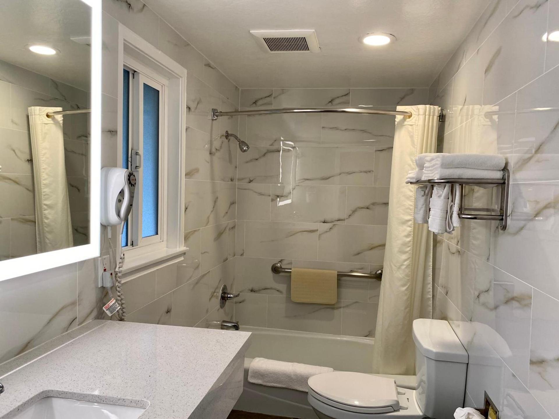 Aura Inn Monterey photo 57