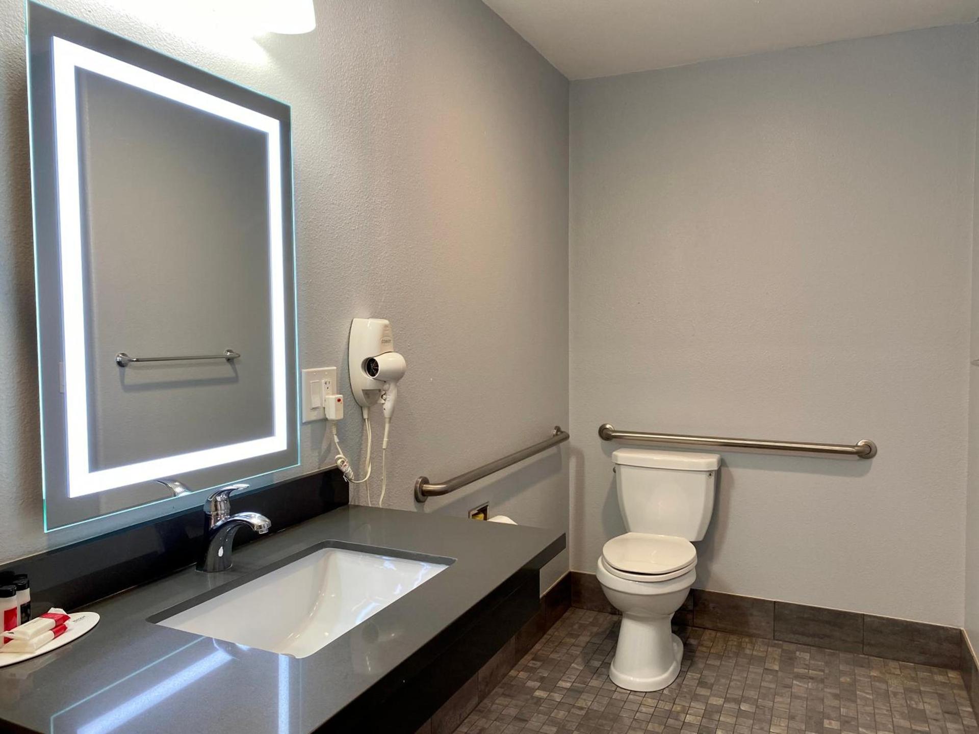 Aura Inn Monterey photo 63