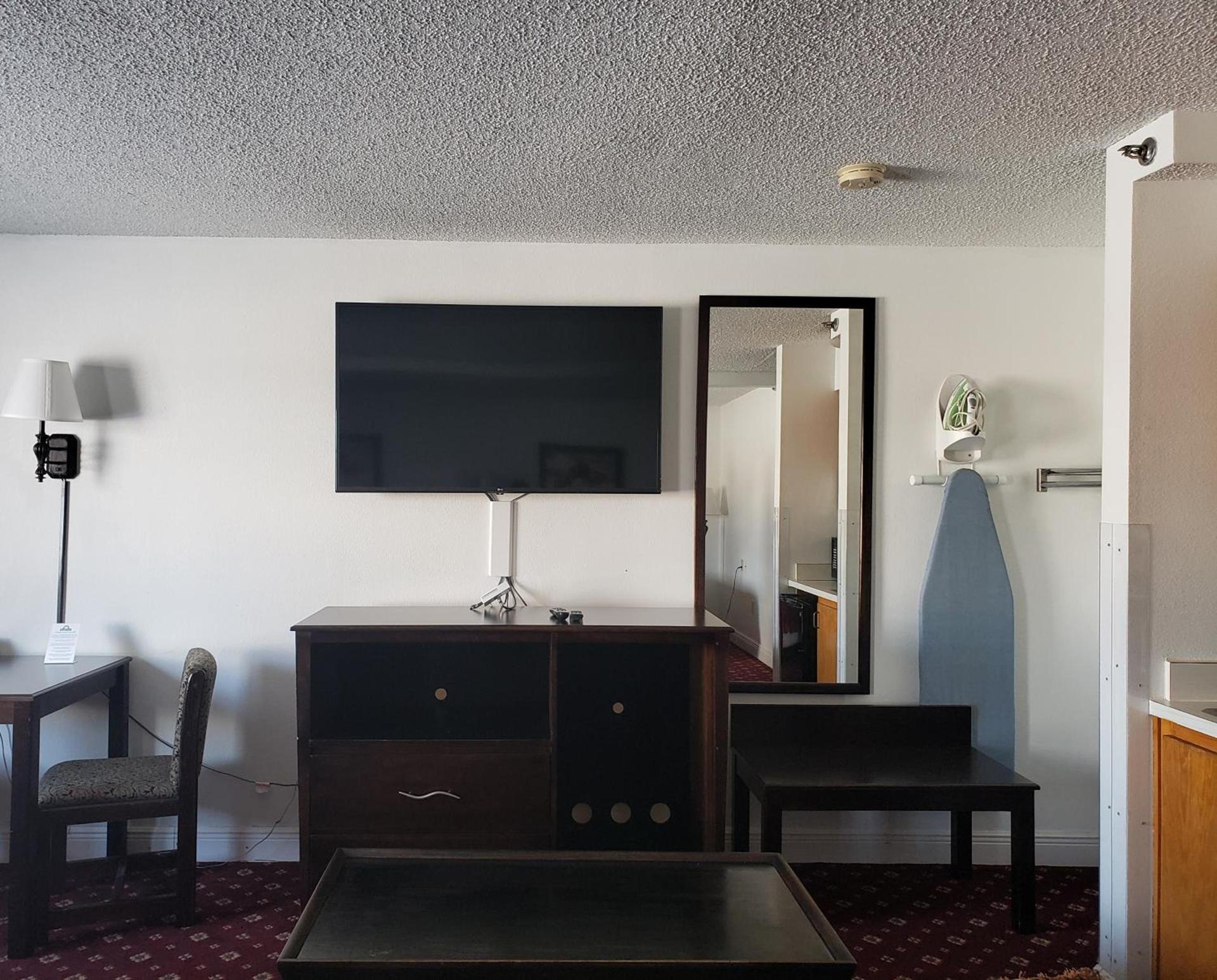 Days Inn by Wyndham Lake Village photo 41