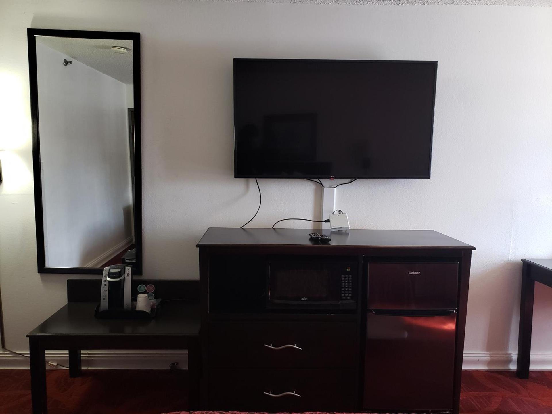 Days Inn by Wyndham Lake Village photo 42