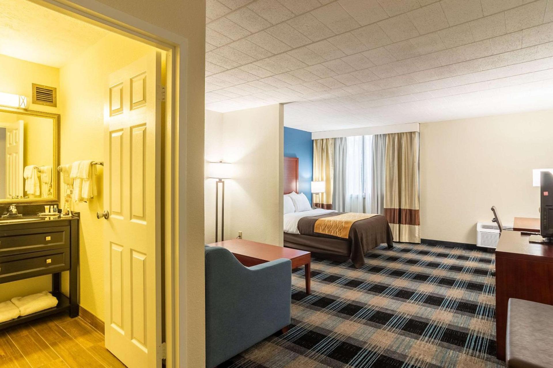 Comfort Inn & Suites Pittsburgh Fox Chapel photo 18
