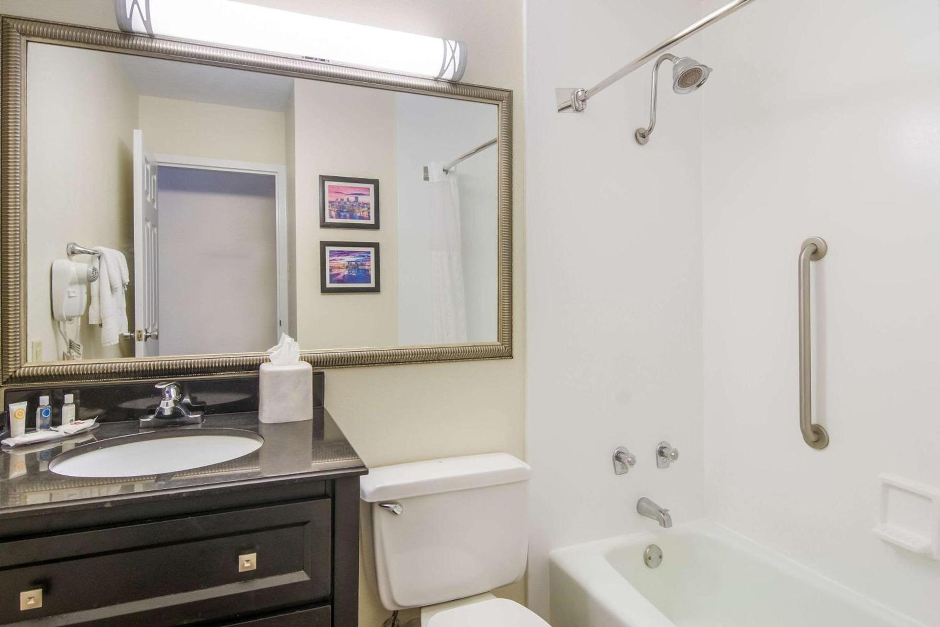 Comfort Inn & Suites Pittsburgh Fox Chapel photo 21