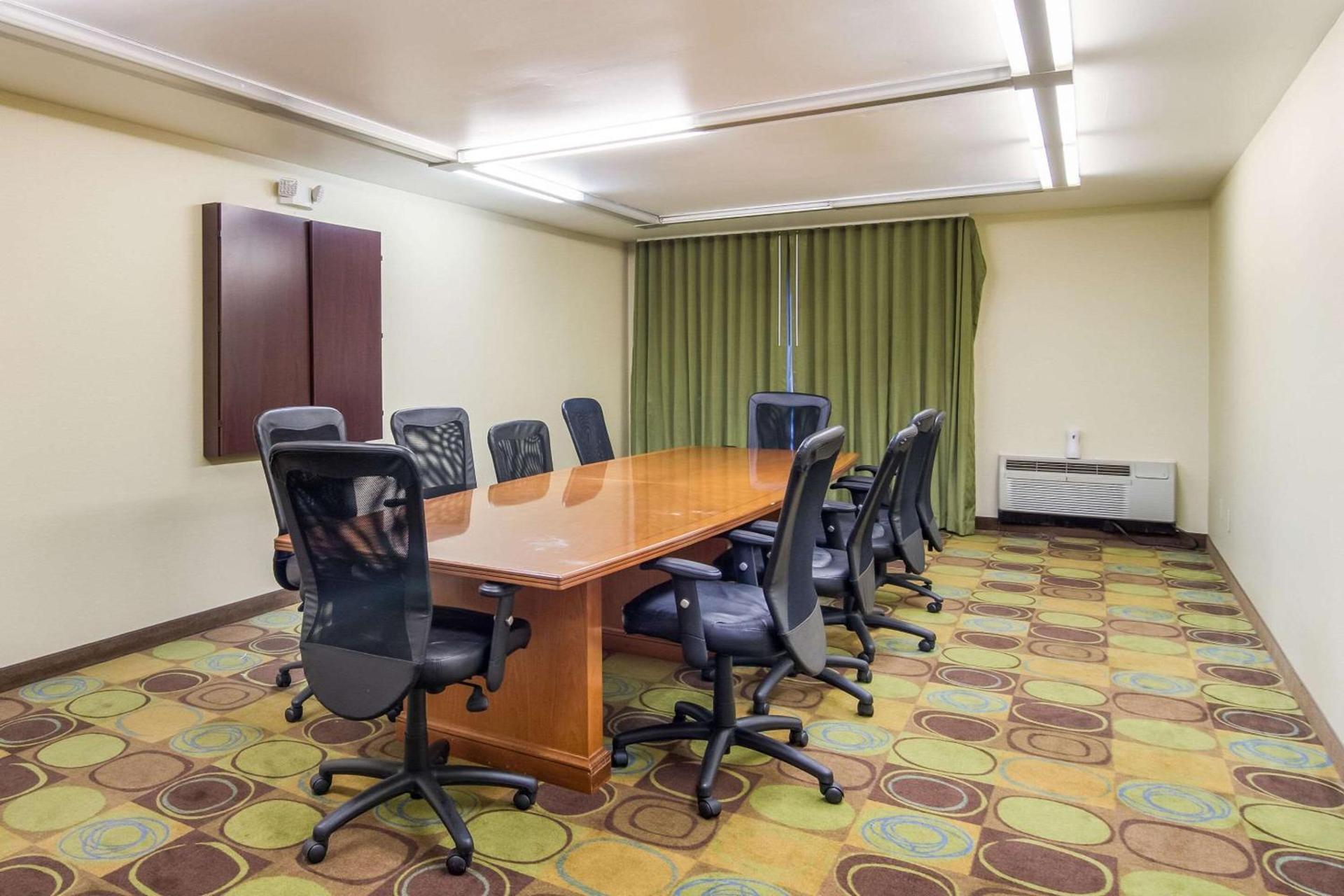 Comfort Inn & Suites Pittsburgh Fox Chapel photo 35