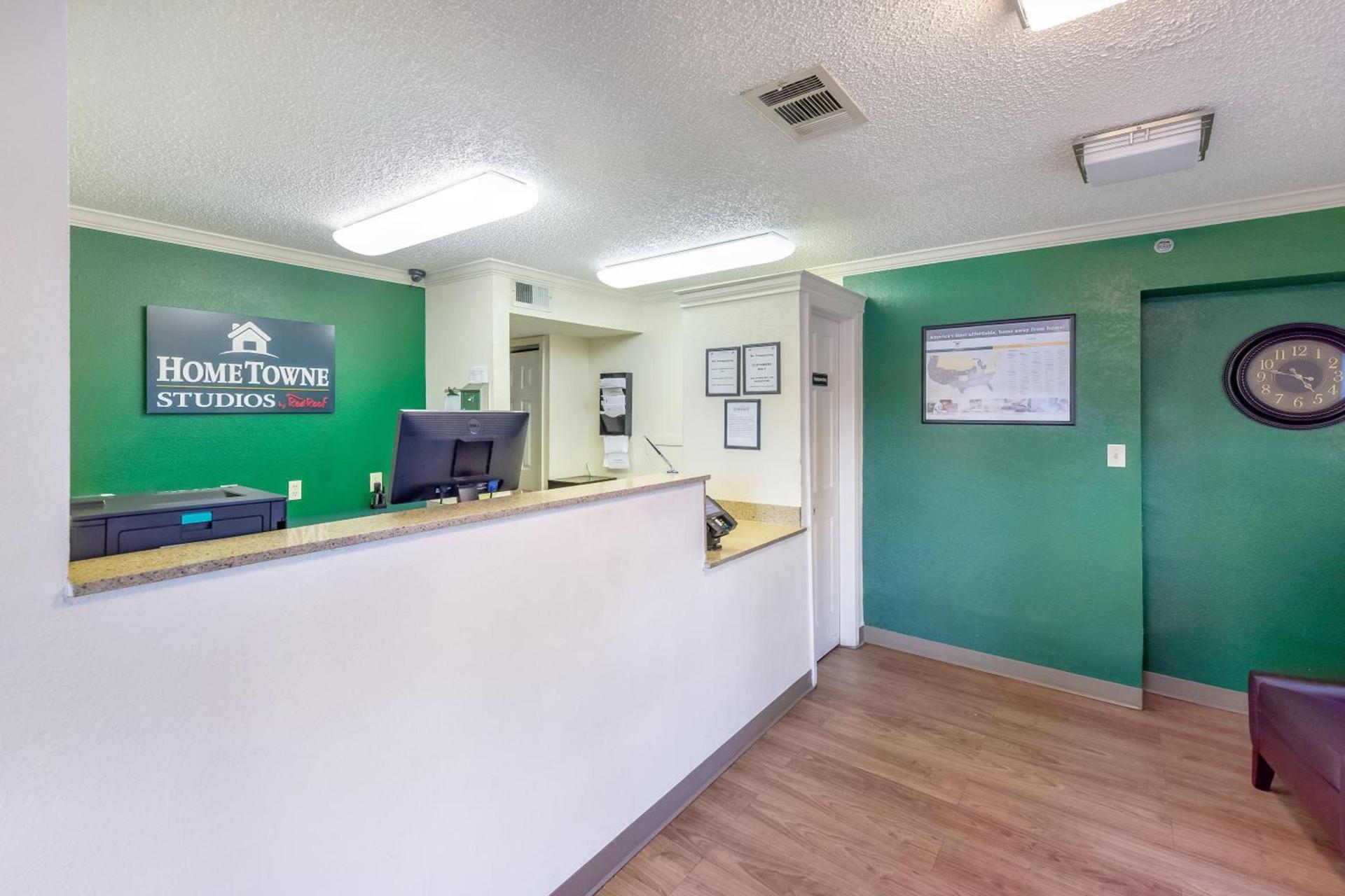 HomeTowne Studios by Red Roof Dallas - North Addison - Tollway photo 13