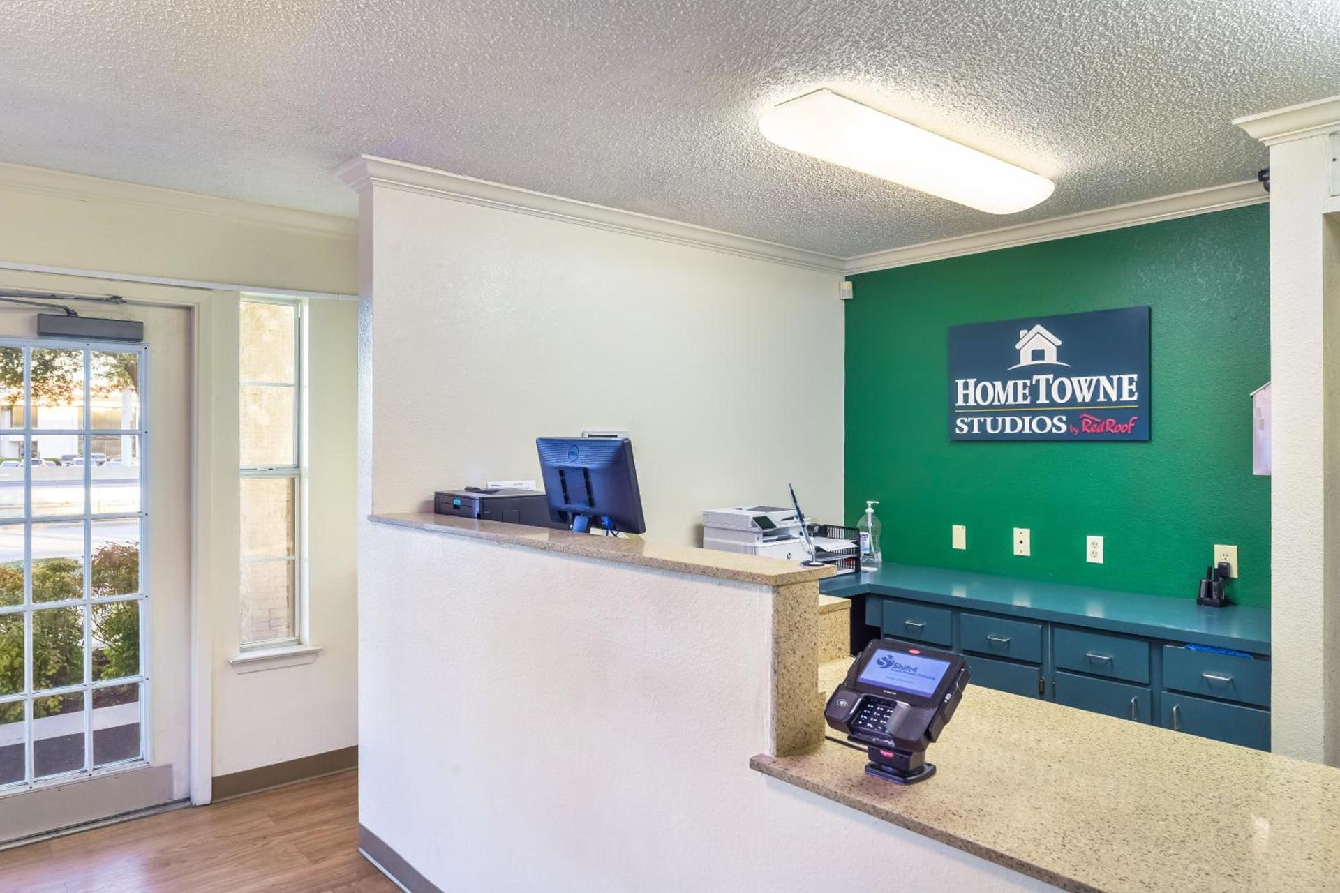 HomeTowne Studios by Red Roof Dallas - North Addison - Tollway photo 14