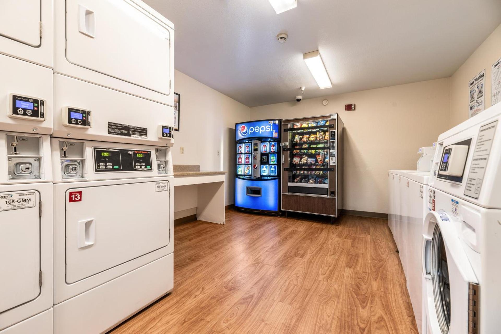 HomeTowne Studios by Red Roof Fresno - West photo 12