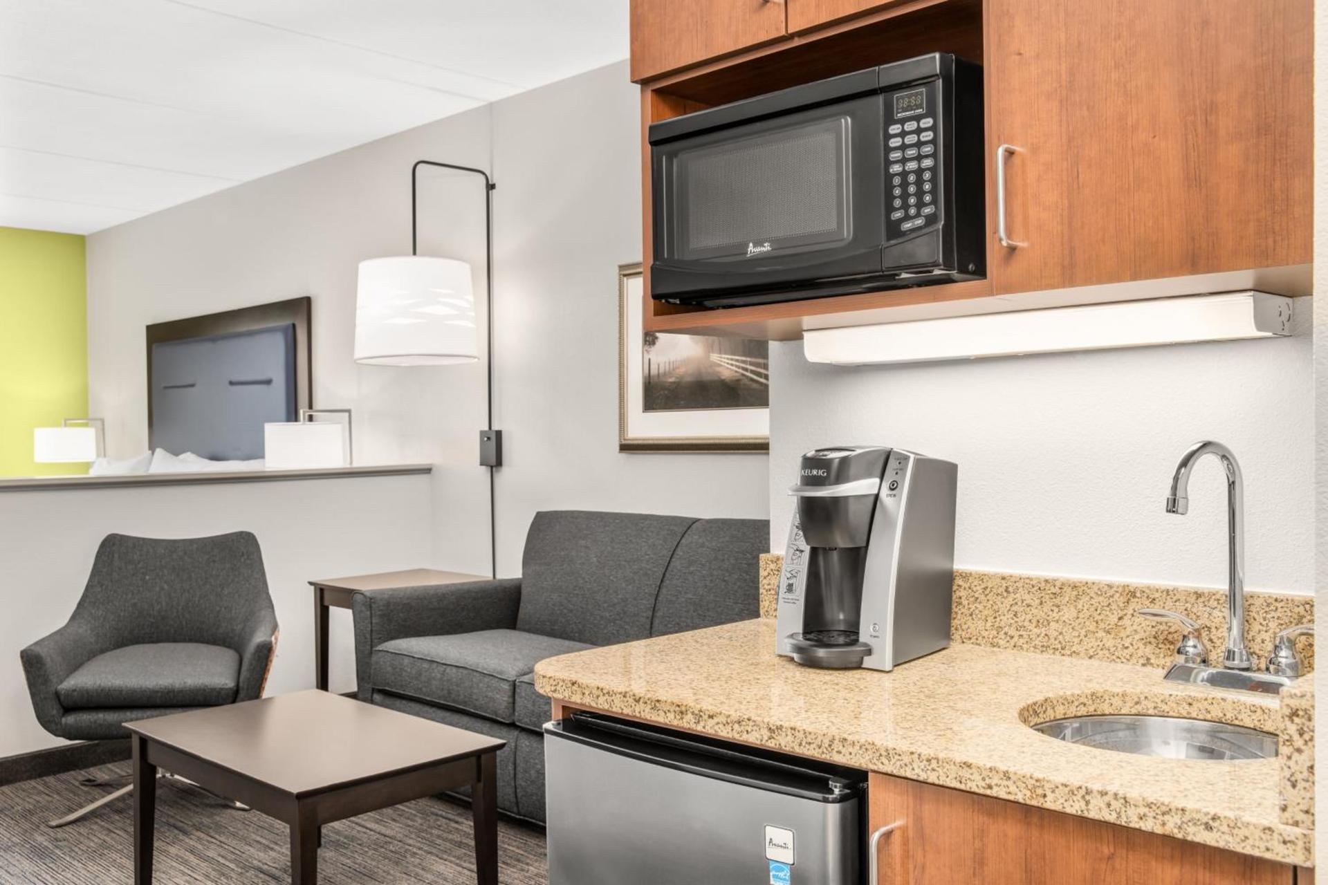 Holiday Inn Express & Suites Wilmington-Newark by IHG photo 49