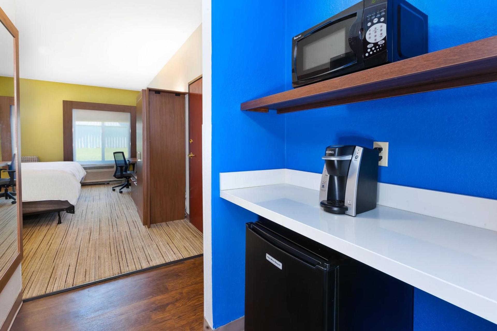 Holiday Inn Express and Suites Three Rivers by IHG photo 18