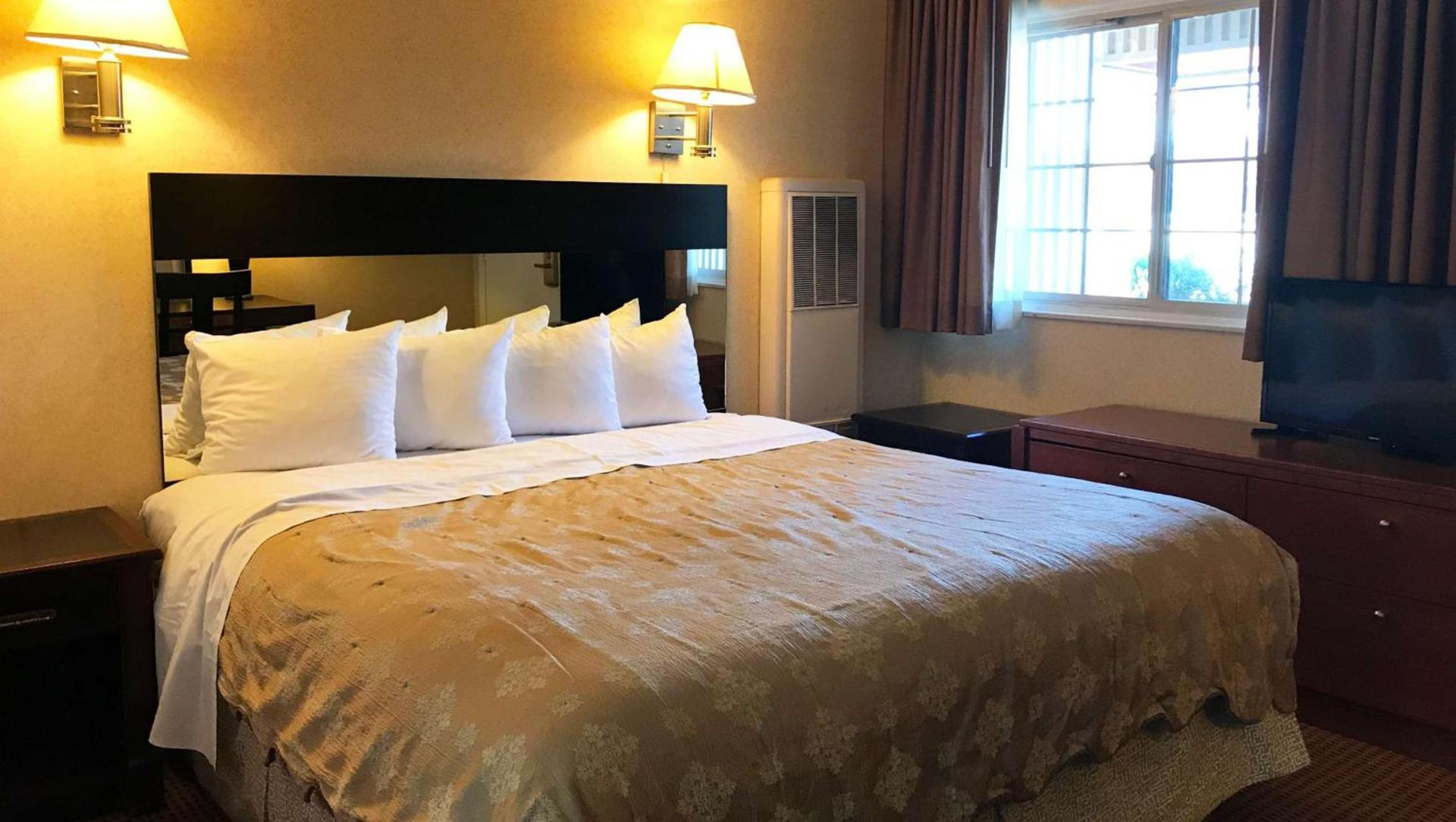 Pacific Heights Inn photo 33