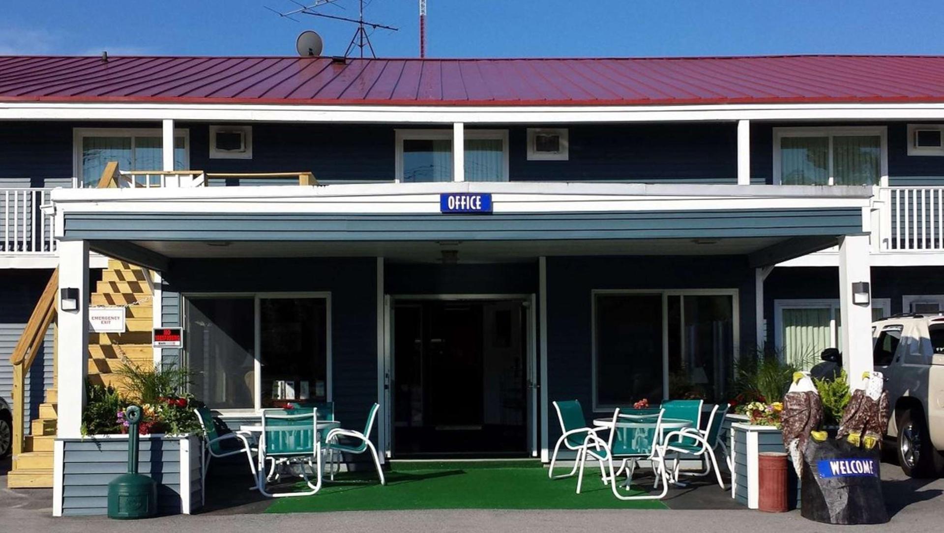 Colonial Inn Ellsworth photo 66