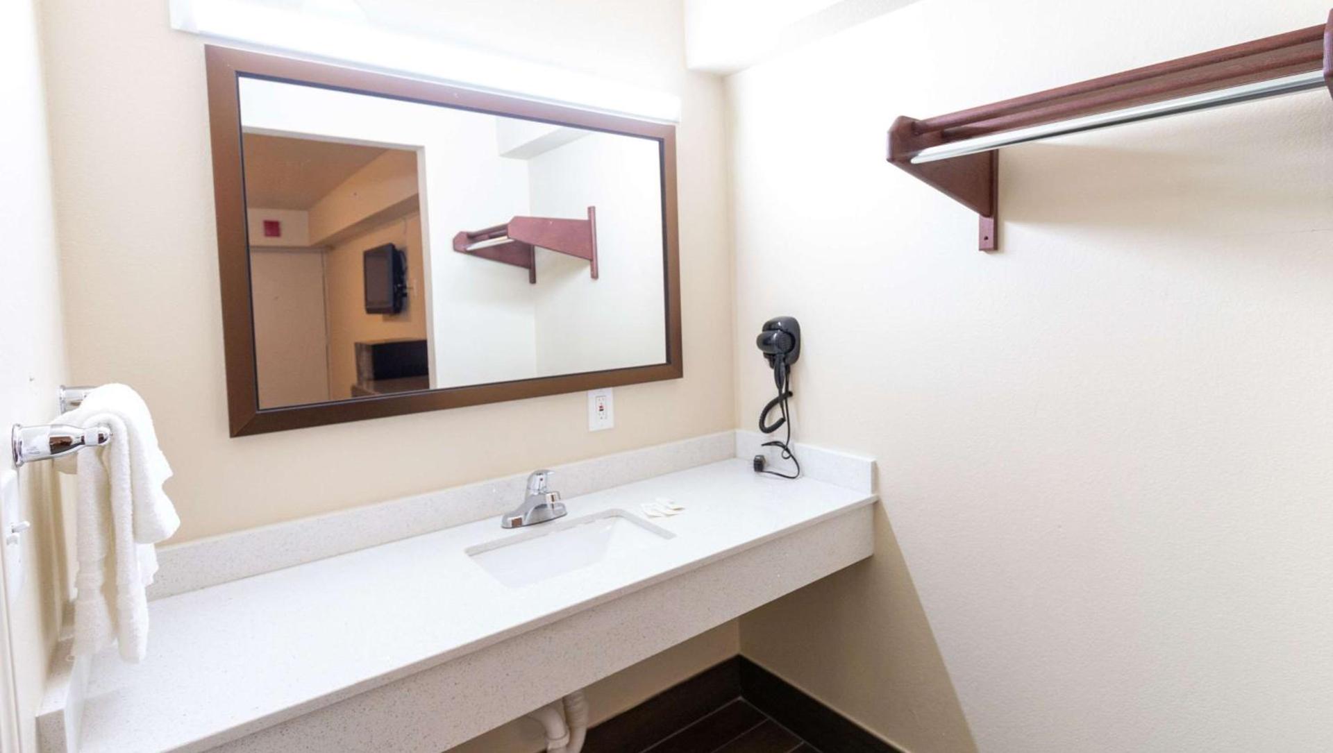 Magnuson Extended Stay and Suites Airport Hotel photo 16