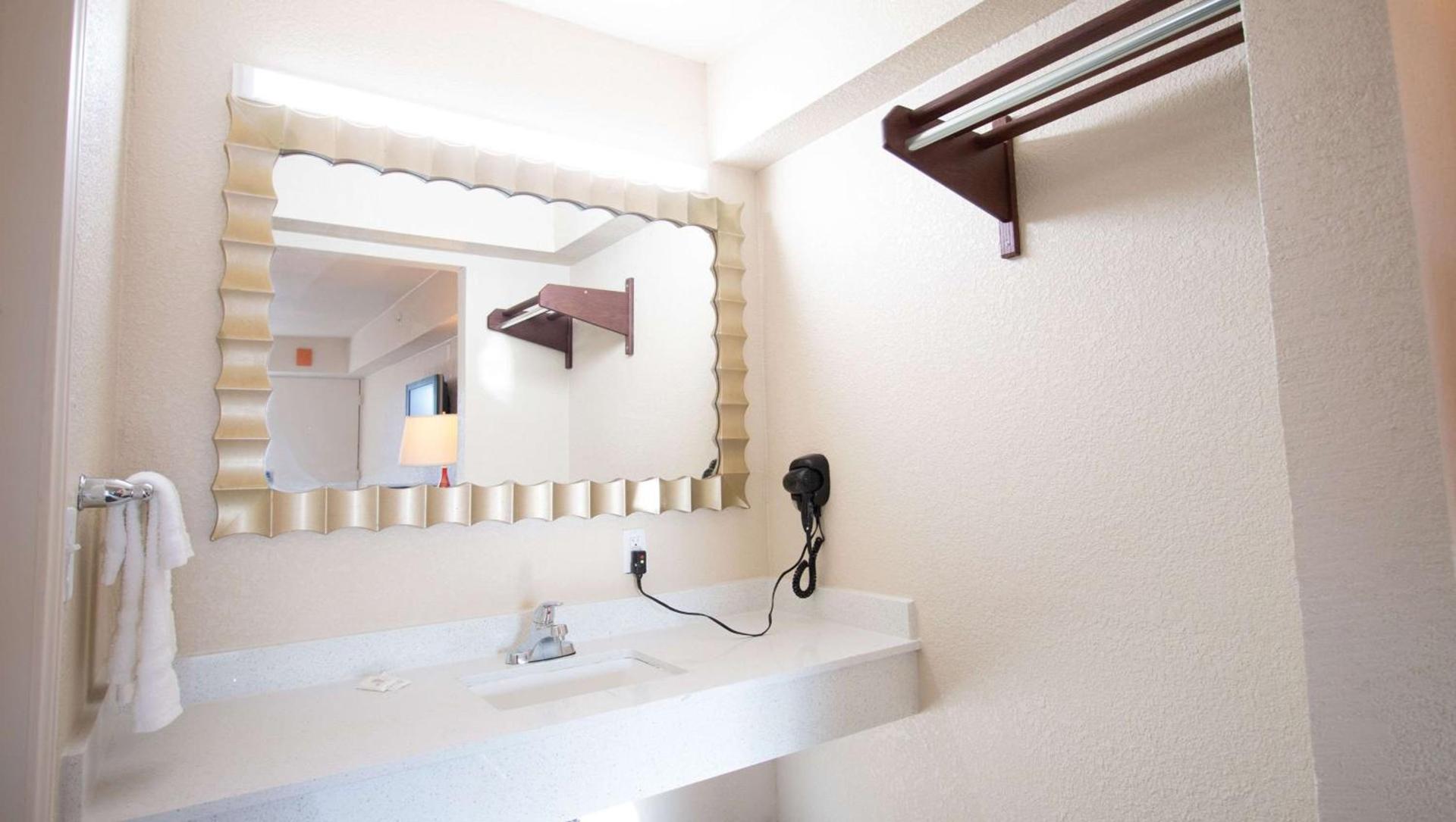 Magnuson Extended Stay and Suites Airport Hotel photo 15