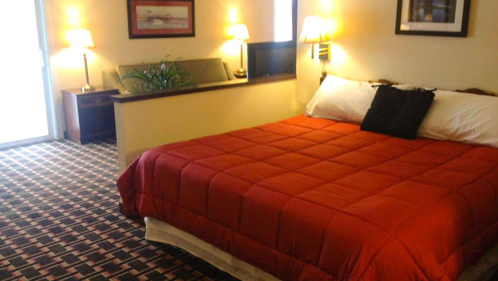 Colonial Inn Ellsworth photo 22
