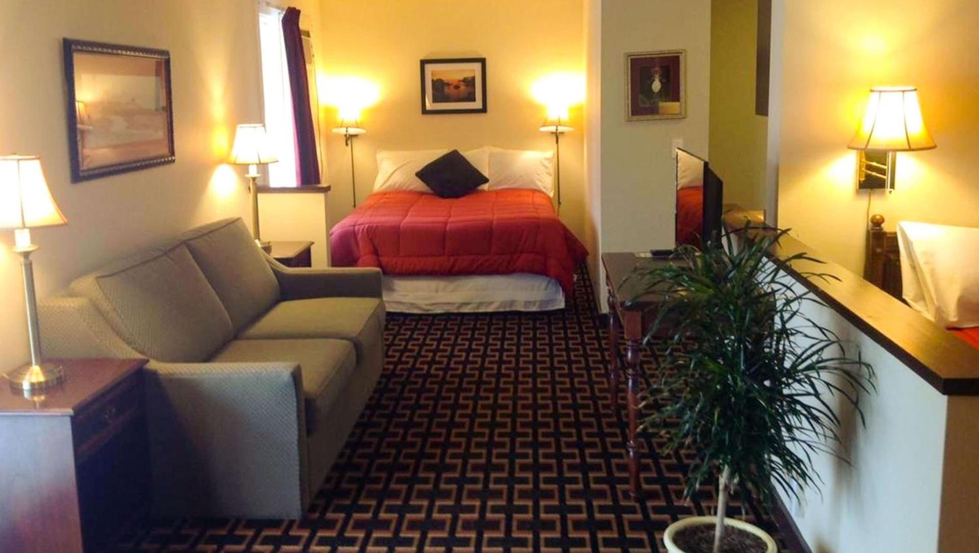 Colonial Inn Ellsworth photo 23