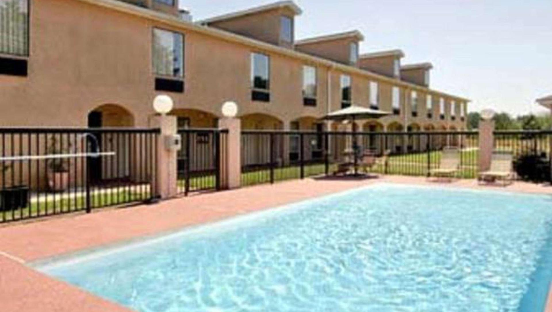 Gray Inn & Suites photo 2