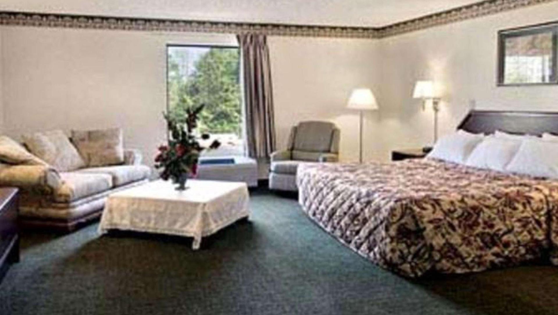 Gray Inn & Suites photo 8