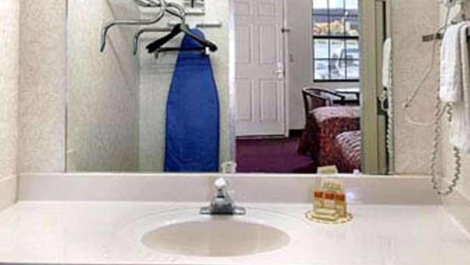 Gray Inn & Suites photo 9
