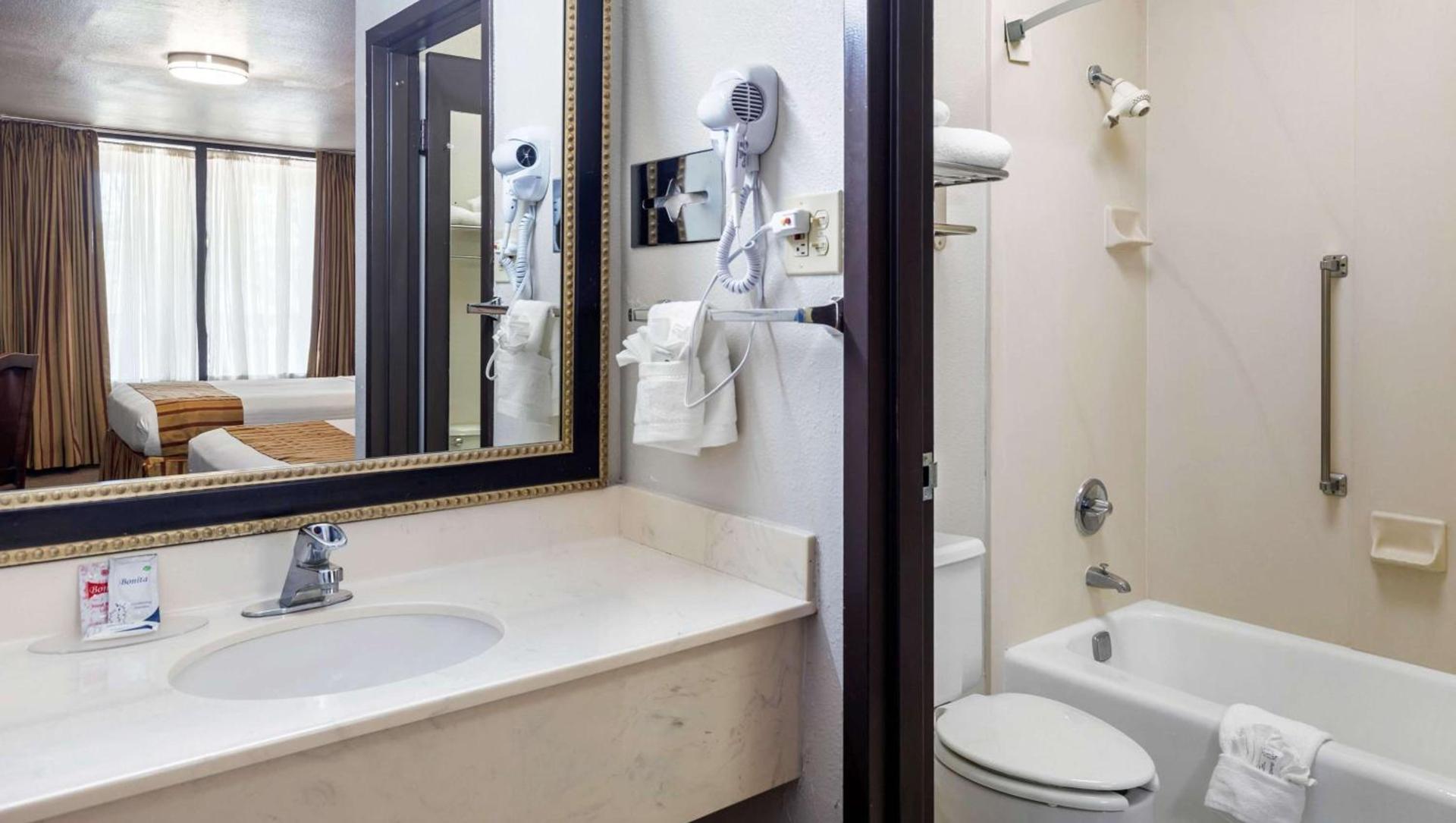 Magnuson Grand Hotel and Conference Center Tyler photo 28