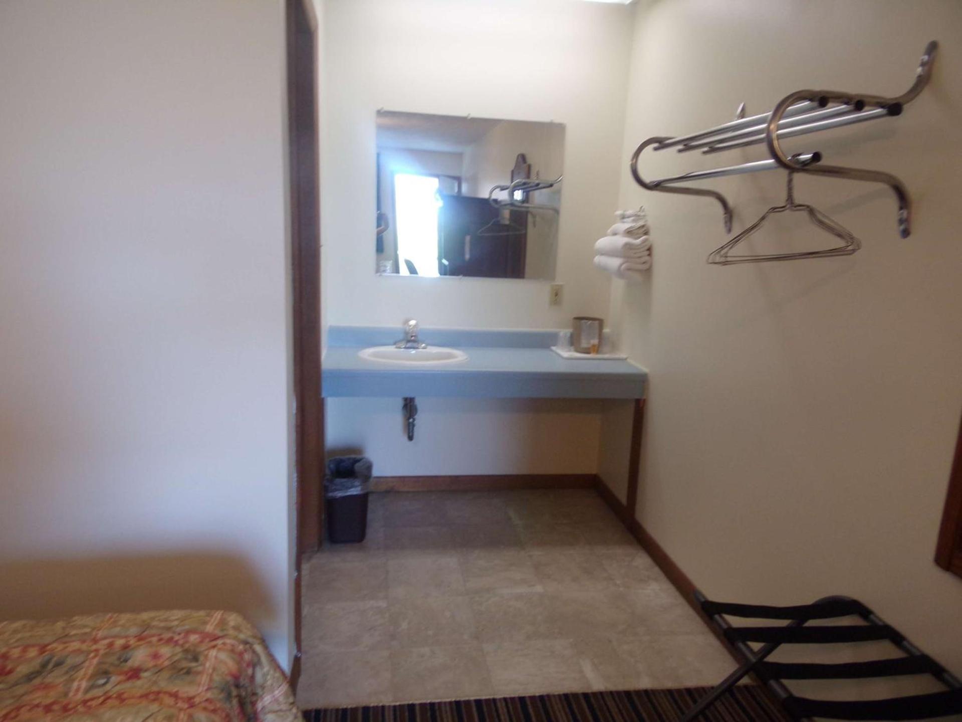 Huggy Bear Motel - Warren photo 5