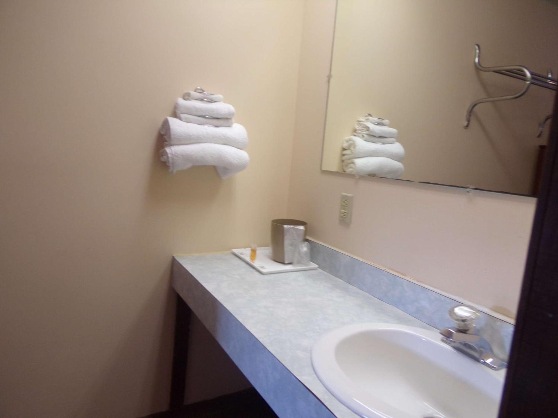 Huggy Bear Motel - Warren photo 6