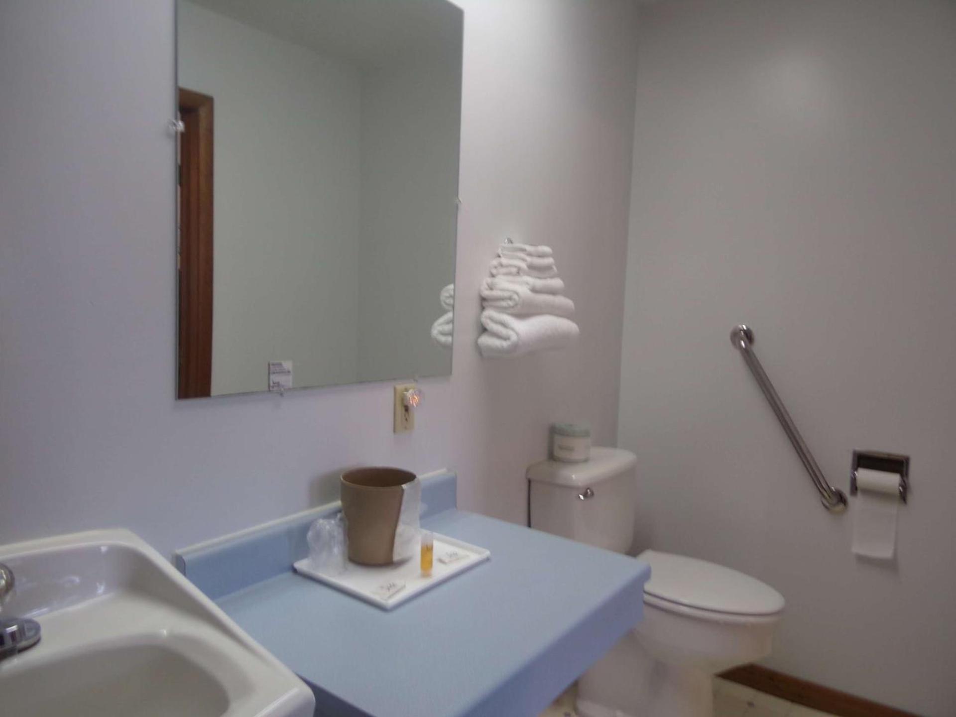Huggy Bear Motel - Warren photo 11