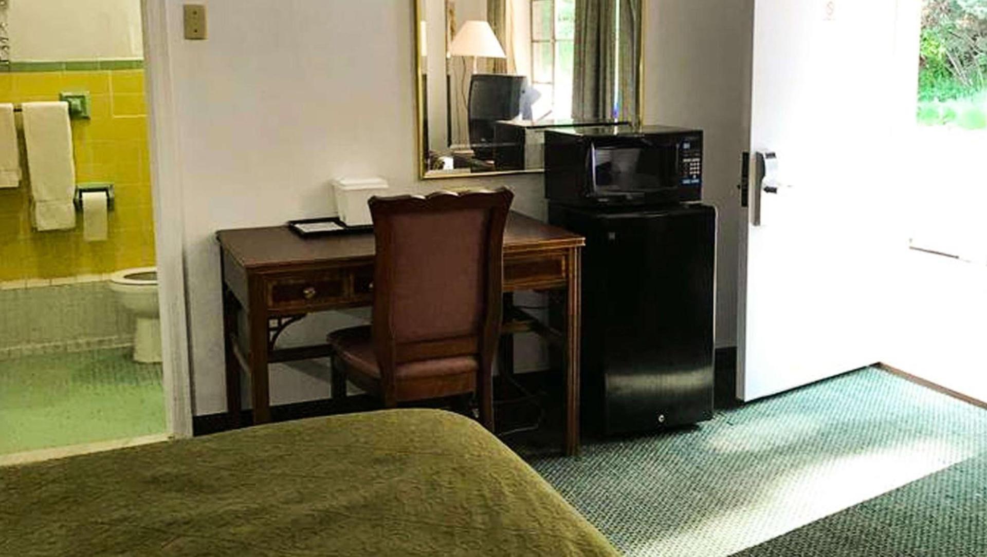 Relax Inn Altoona photo 9