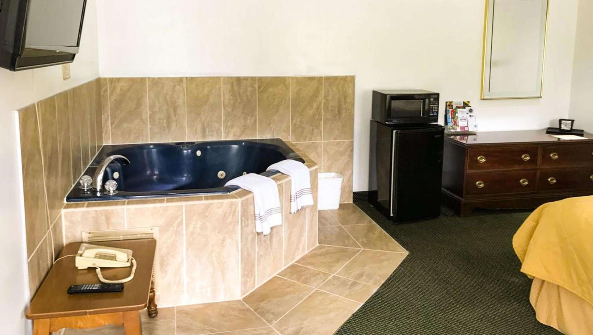 Relax Inn Altoona photo 13