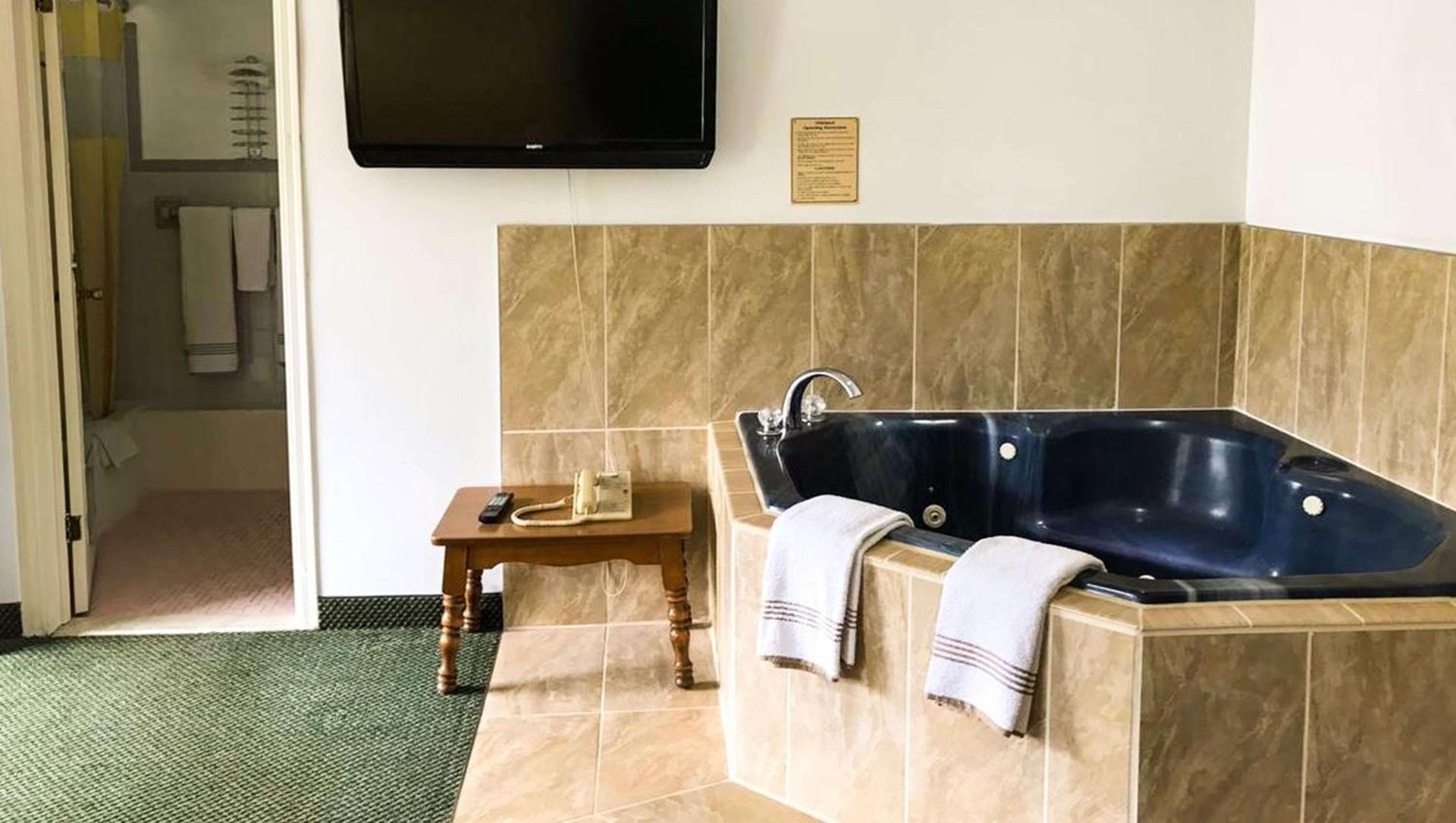 Relax Inn Altoona photo 14