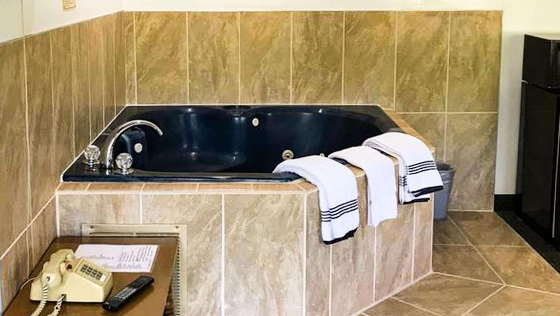 Relax Inn Altoona photo 15