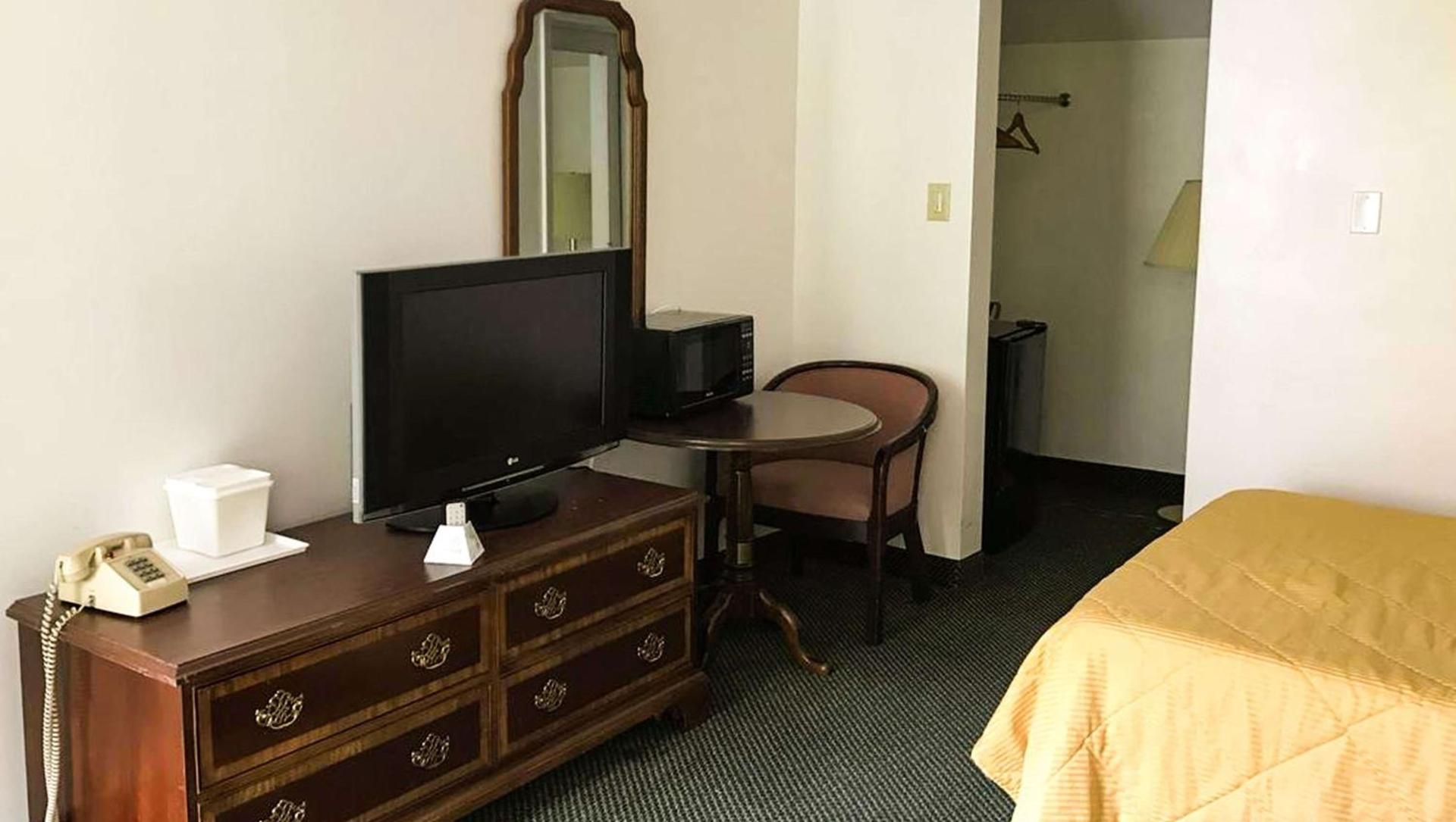 Relax Inn Altoona photo 16