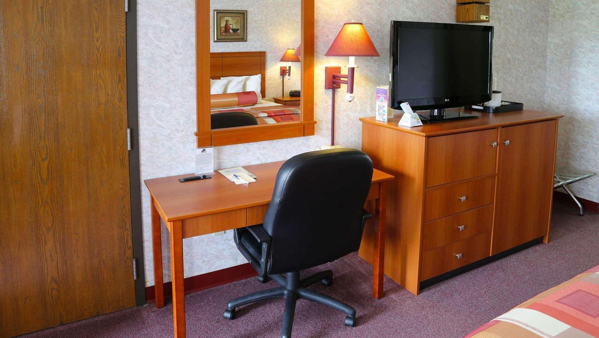 Magnuson Hotel Howell/Brighton photo 11