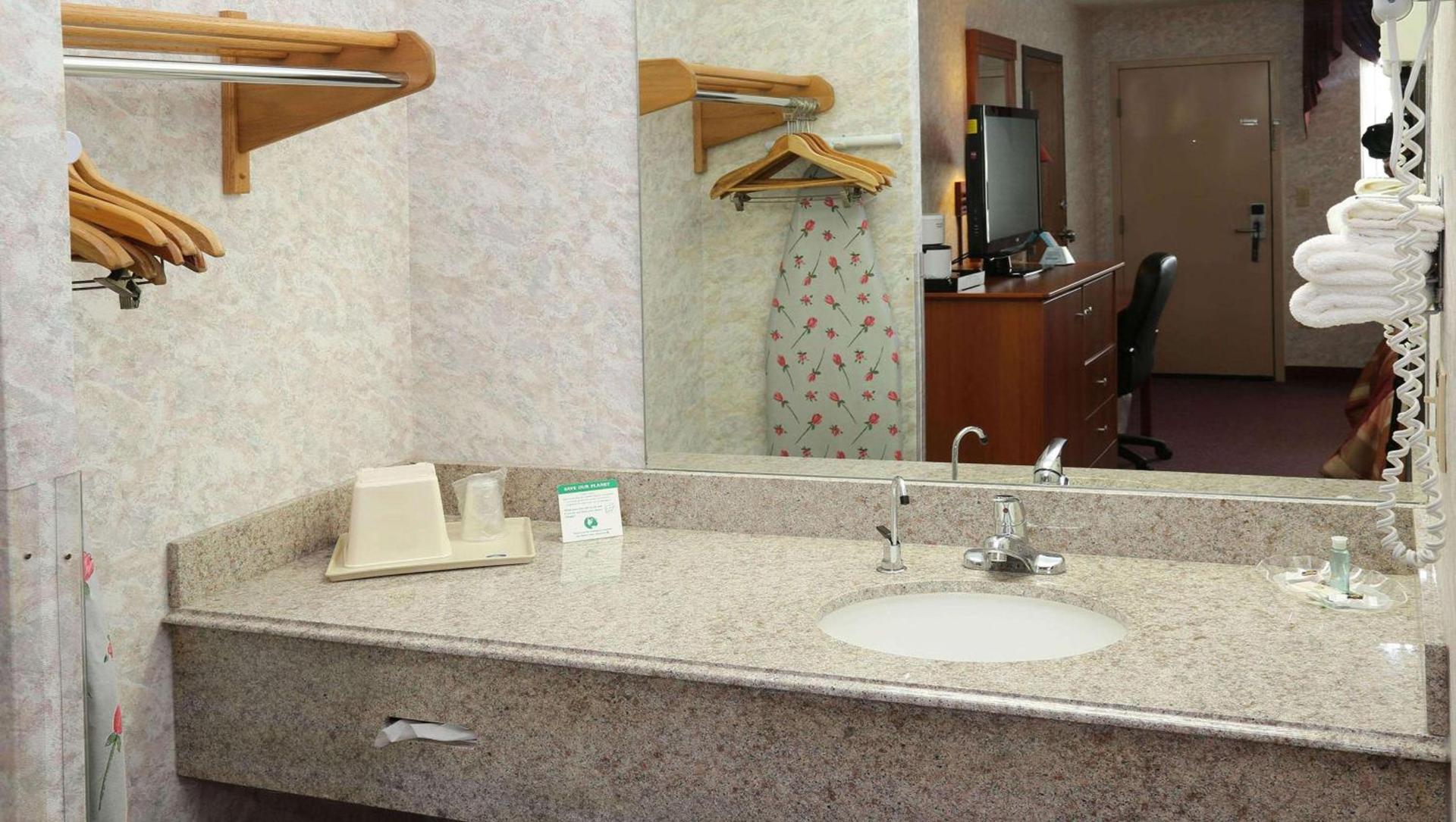 Magnuson Hotel Howell/Brighton photo 12