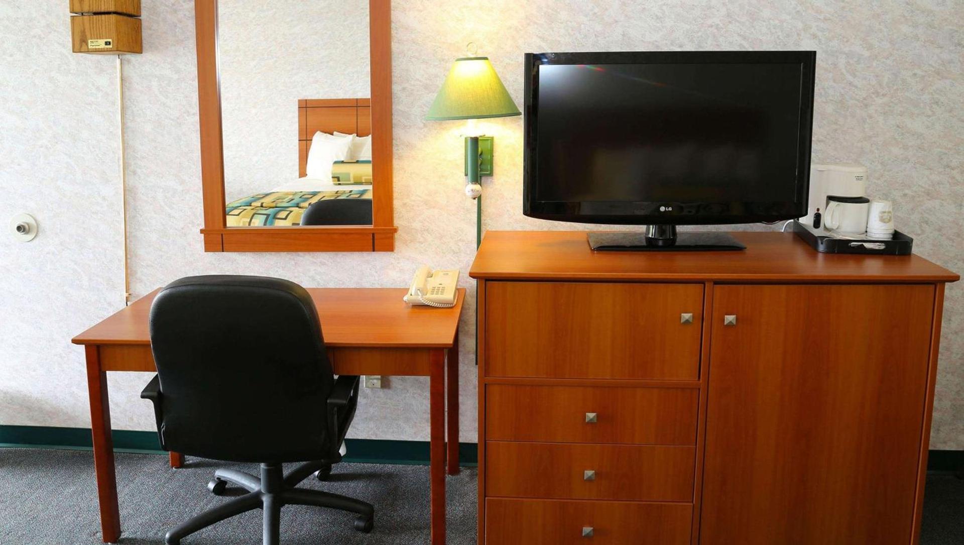 Magnuson Hotel Howell/Brighton photo 14