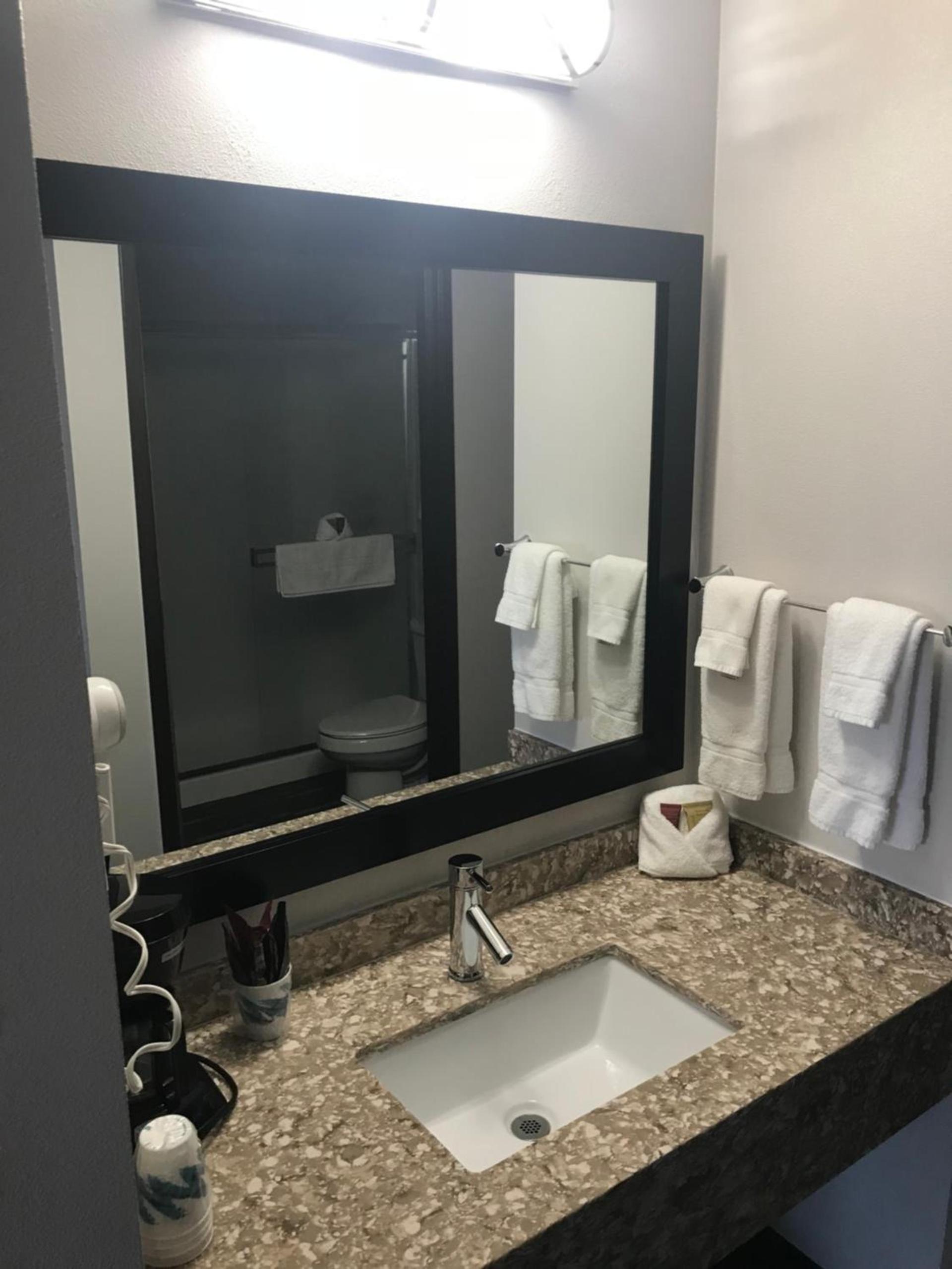 Ten Pin Inn & Suites photo 17