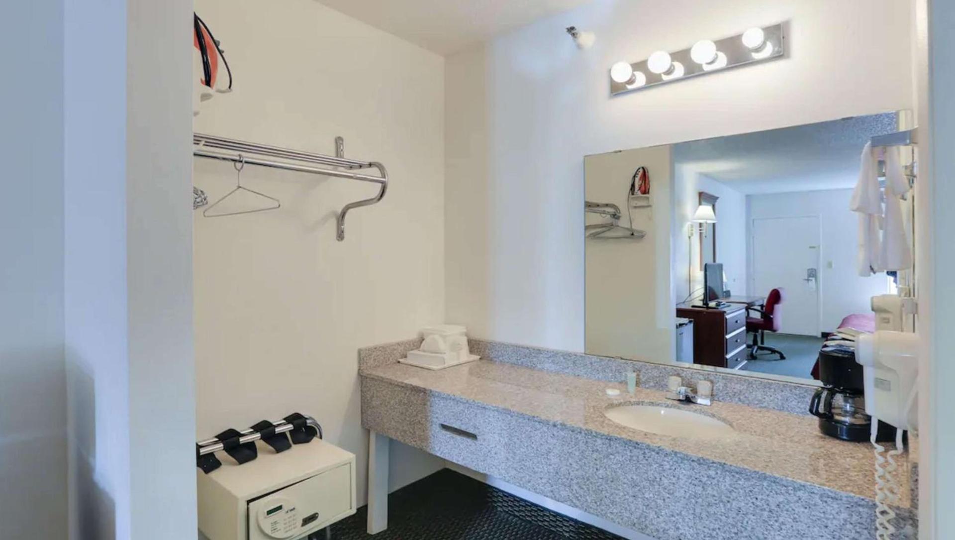 Magnuson Hotel Bradenton photo 27