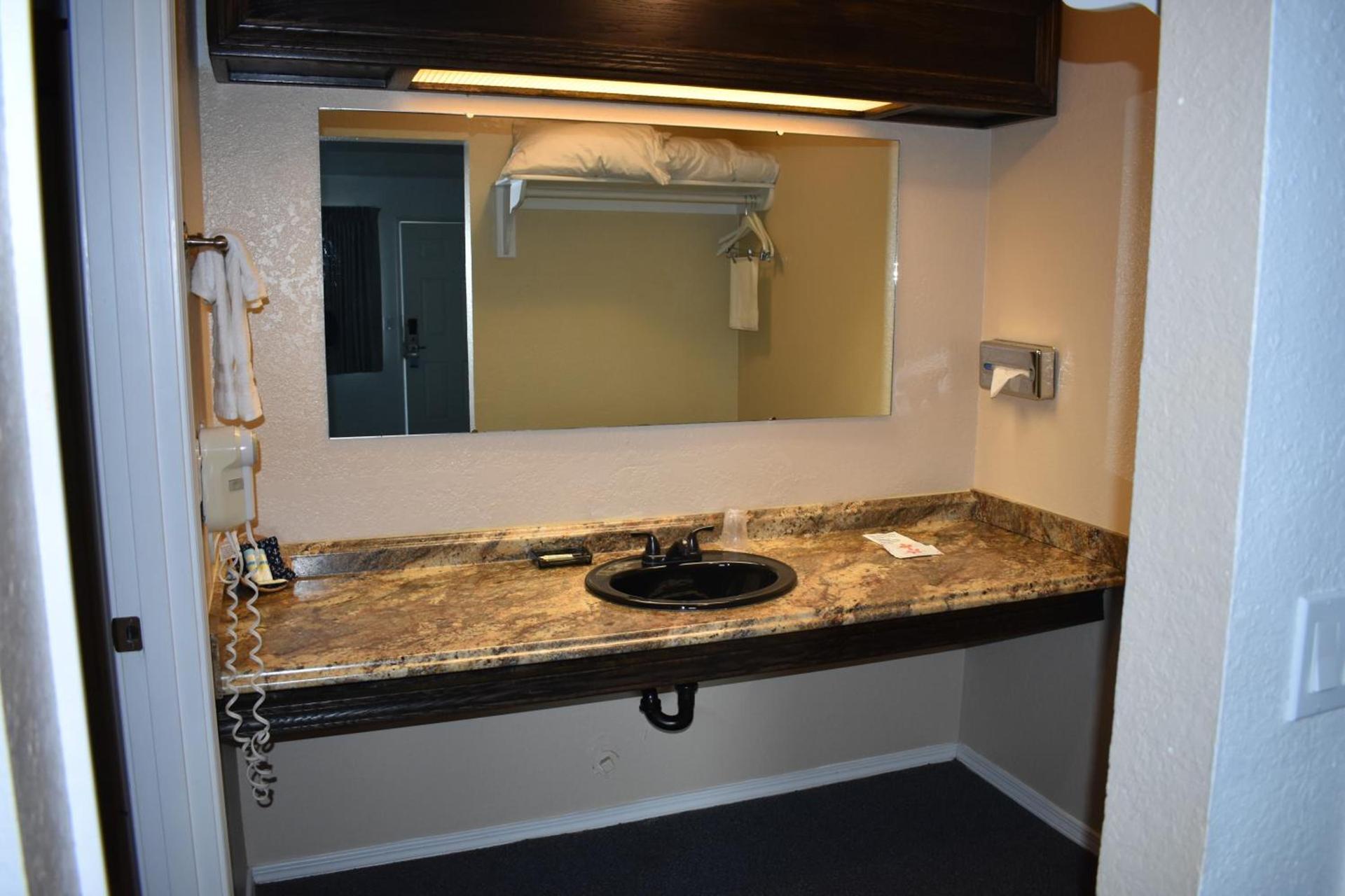 Lighthouse Cove Inn photo 15