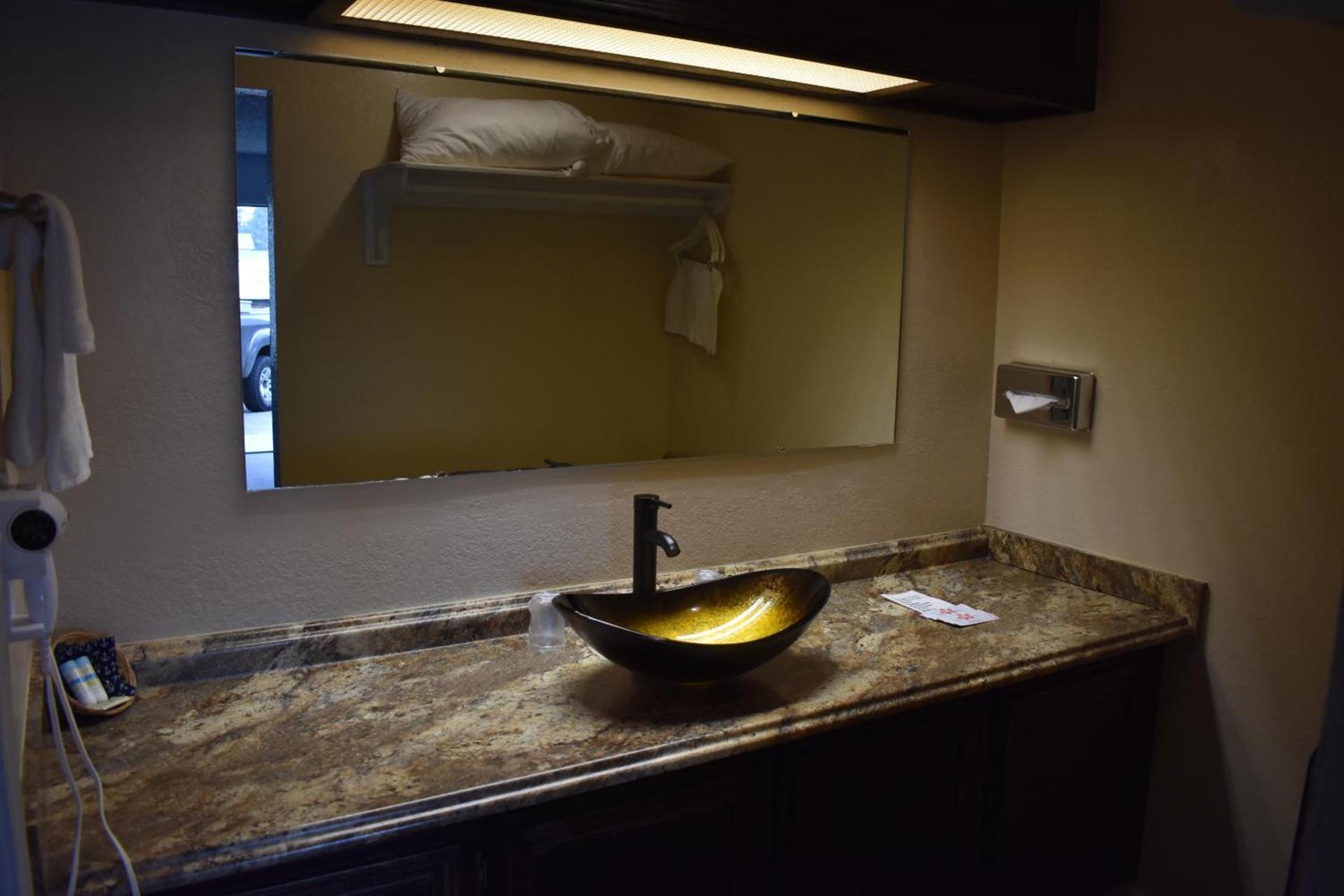 Lighthouse Cove Inn photo 17