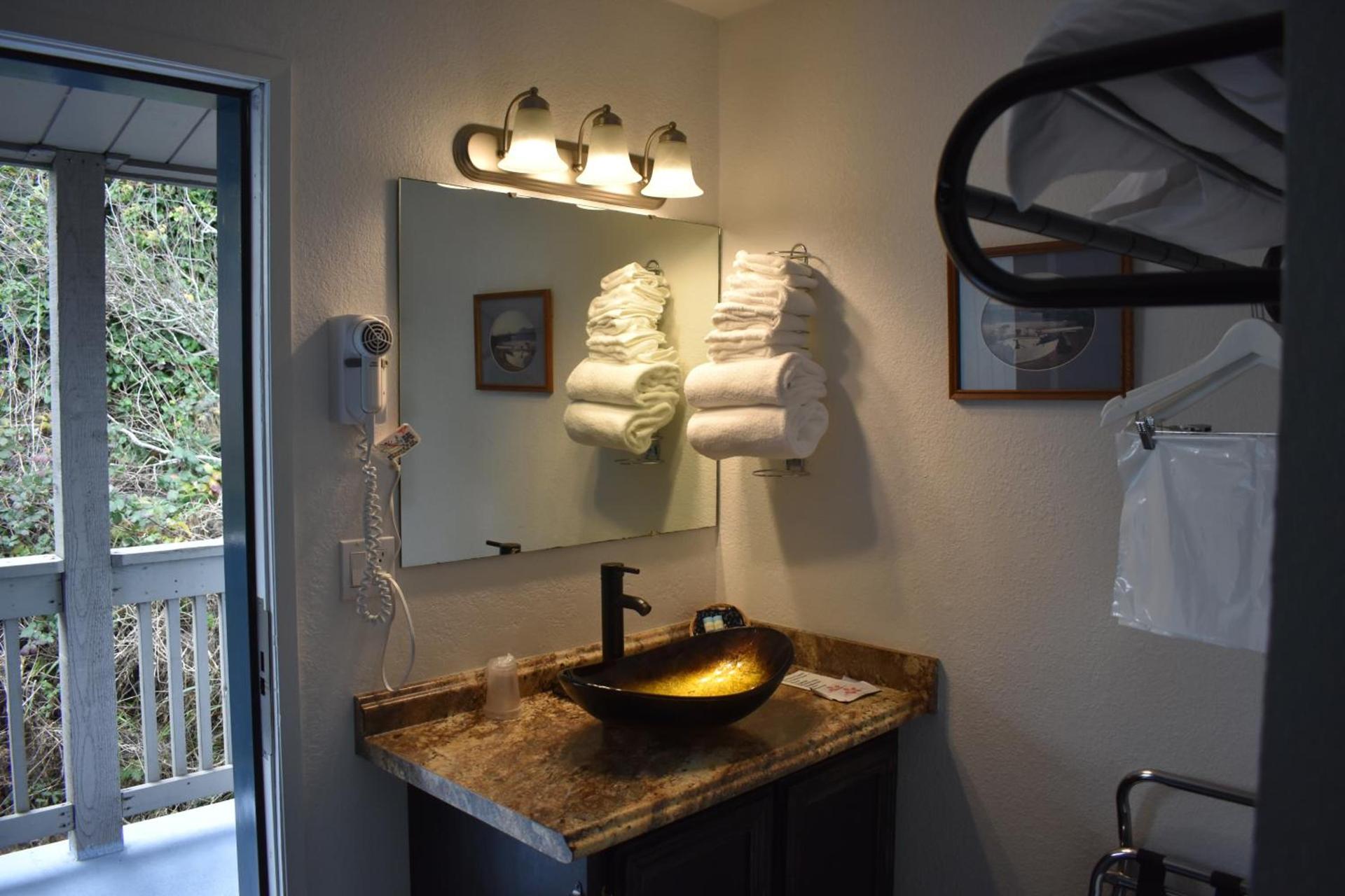 Lighthouse Cove Inn photo 39