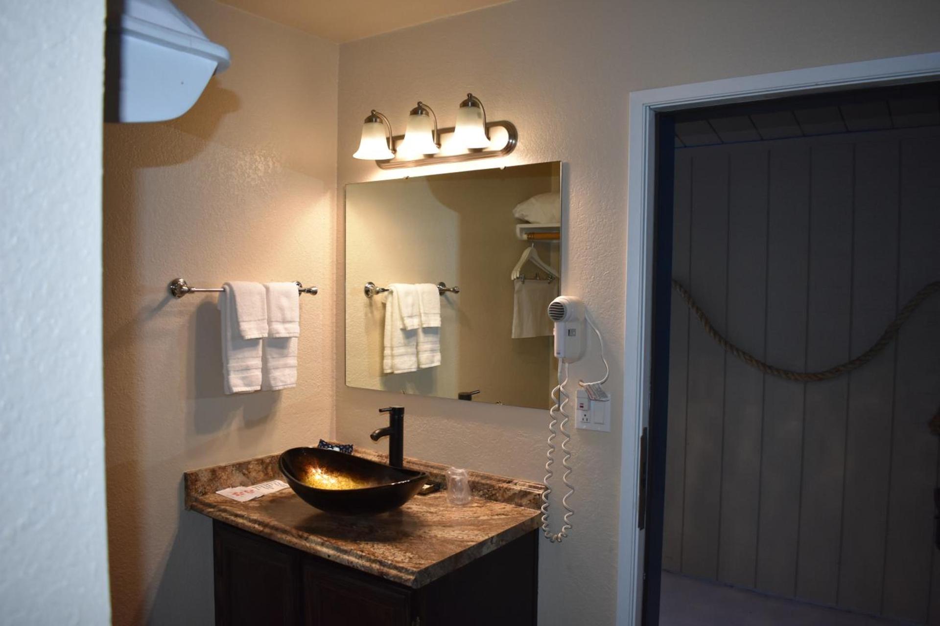 Lighthouse Cove Inn photo 64