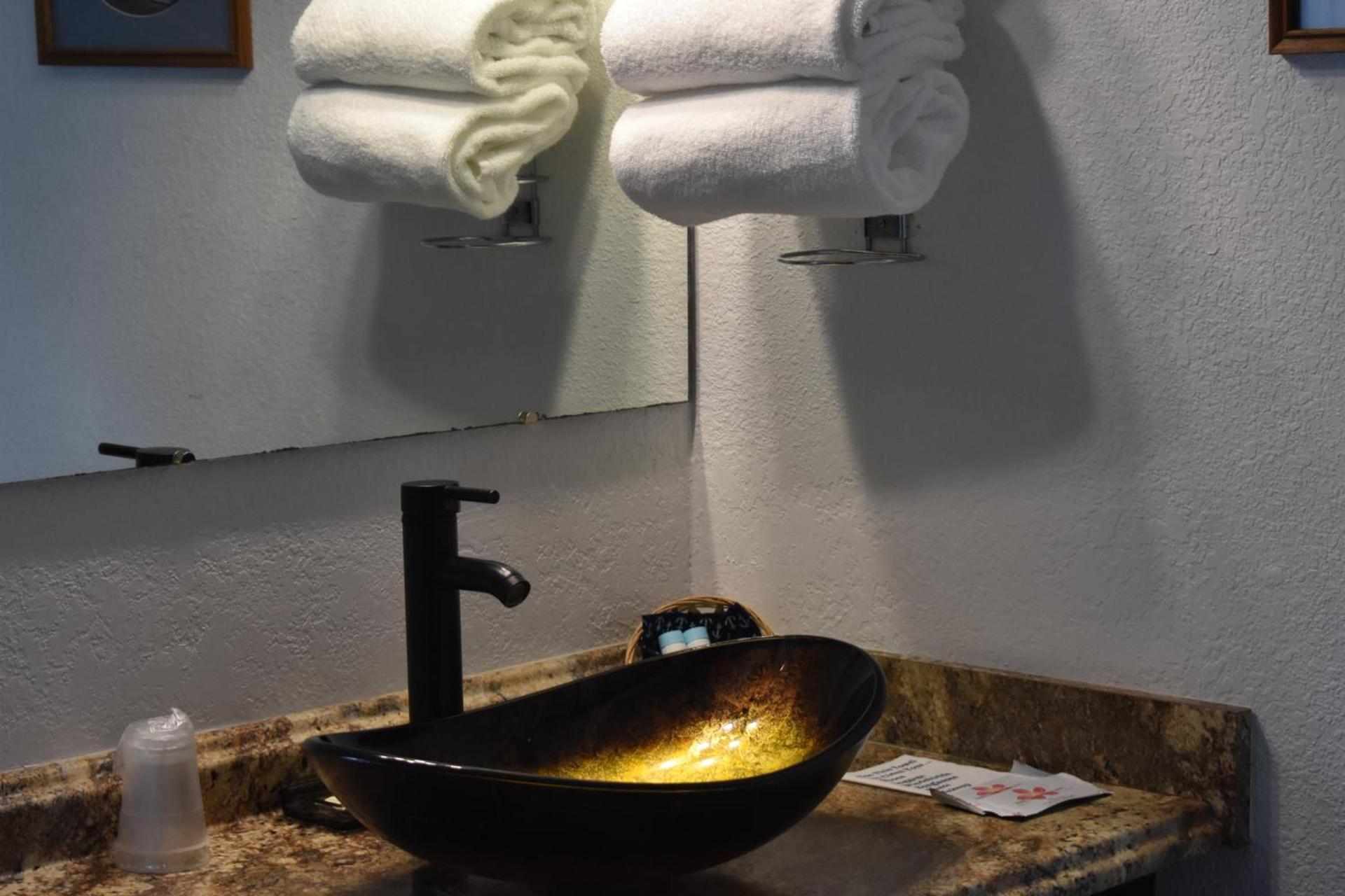 Lighthouse Cove Inn photo 61