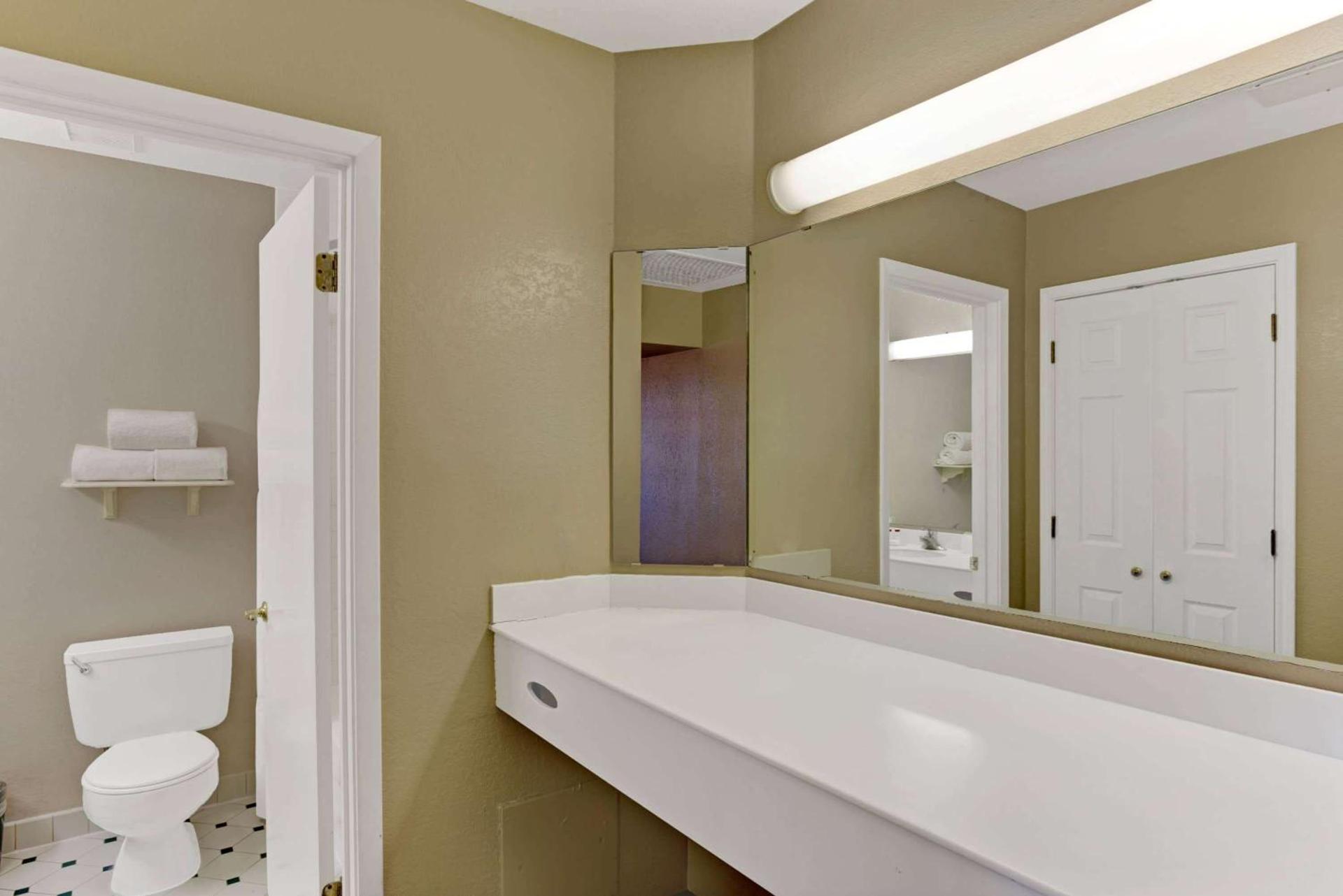 Days Inn by Wyndham Tucson City Center photo 6