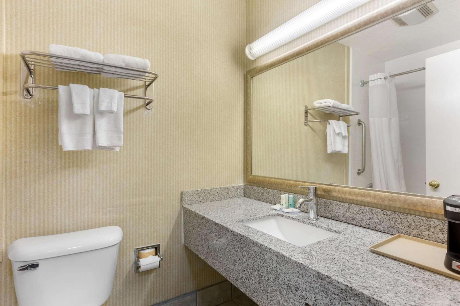 Quality Inn & Suites Oceanside Near Camp Pendleton photo 14