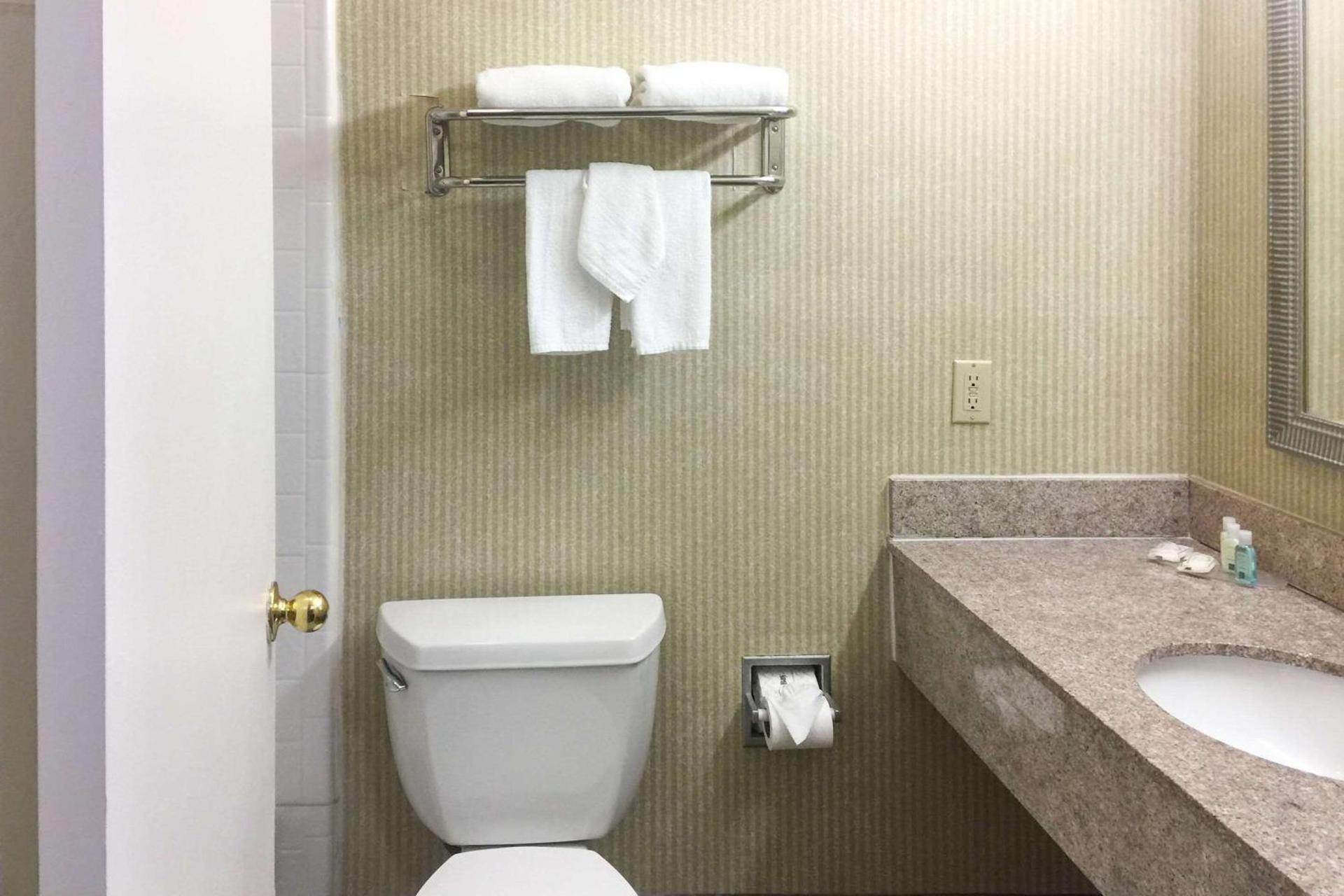 Quality Inn & Suites Oceanside Near Camp Pendleton photo 18