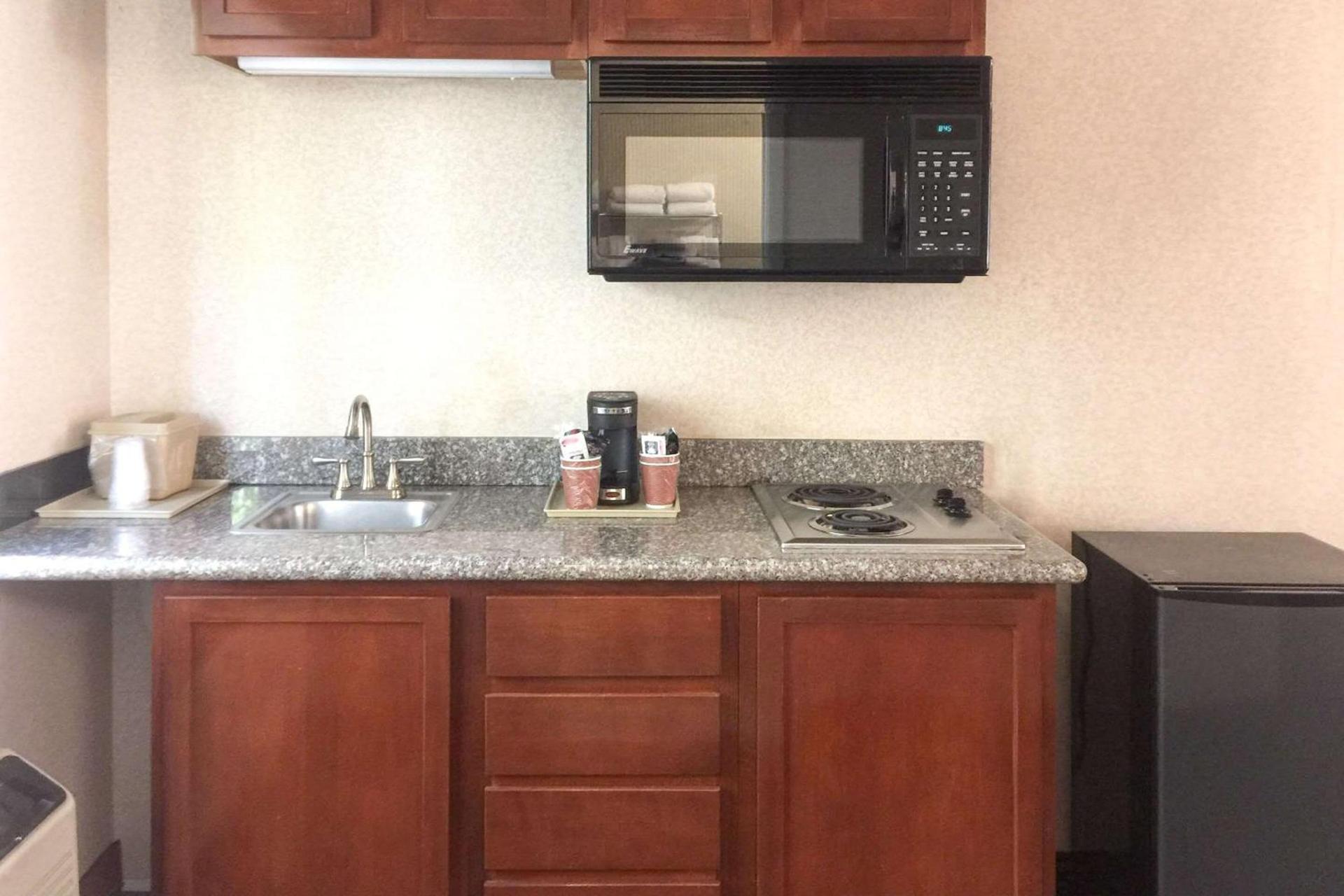 Quality Inn & Suites Oceanside Near Camp Pendleton photo 23