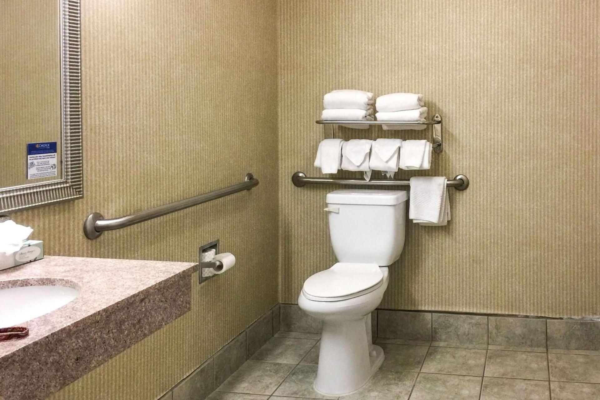 Quality Inn & Suites Oceanside Near Camp Pendleton photo 25